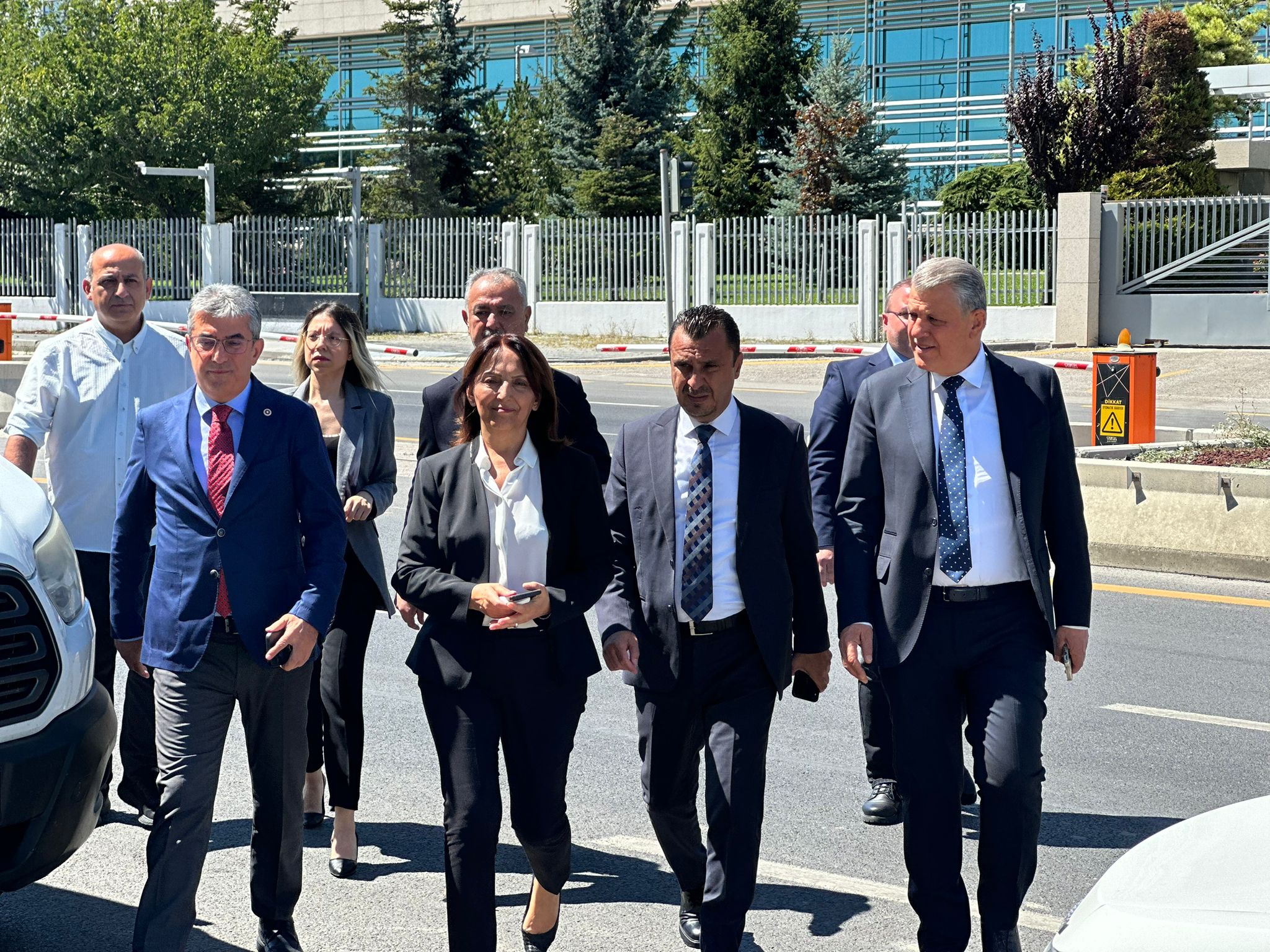 CHP, kamuoyundan büyük tepki çeken ve Kanlı Yasa olarak adlandırılan sokak hayvanları yasasının iptali için Anayasa Mahkemesi’ne (AYM) 182 sayfalık bir dilekçeyle başvurdu.