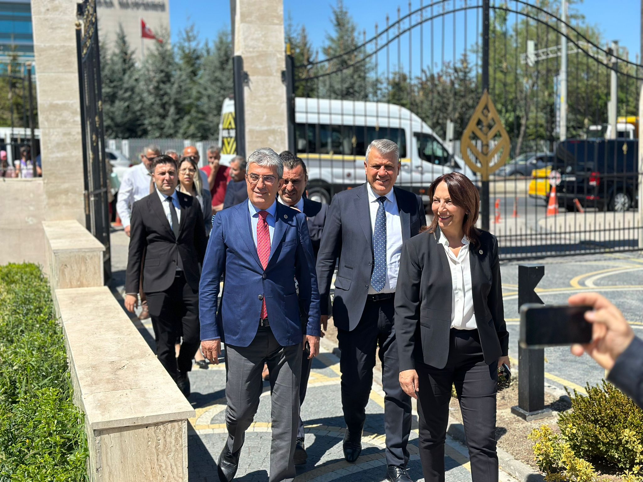 CHP, kamuoyundan büyük tepki çeken ve Kanlı Yasa olarak adlandırılan sokak hayvanları yasasının iptali için Anayasa Mahkemesi’ne (AYM) 182 sayfalık bir dilekçeyle başvurdu.