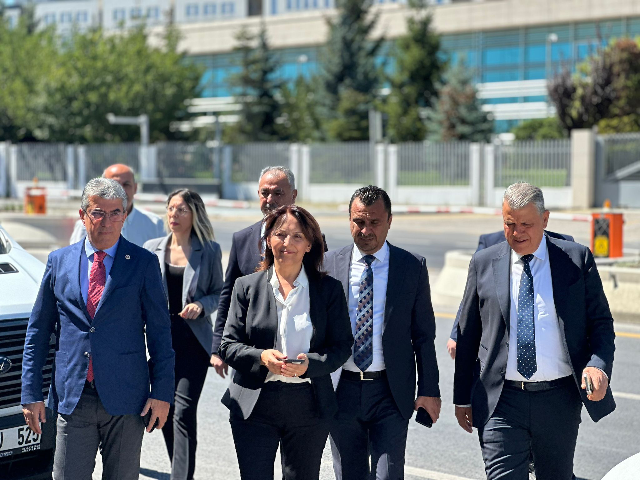 CHP, kamuoyundan büyük tepki çeken ve Kanlı Yasa olarak adlandırılan sokak hayvanları yasasının iptali için Anayasa Mahkemesi’ne (AYM) 182 sayfalık bir dilekçeyle başvurdu.