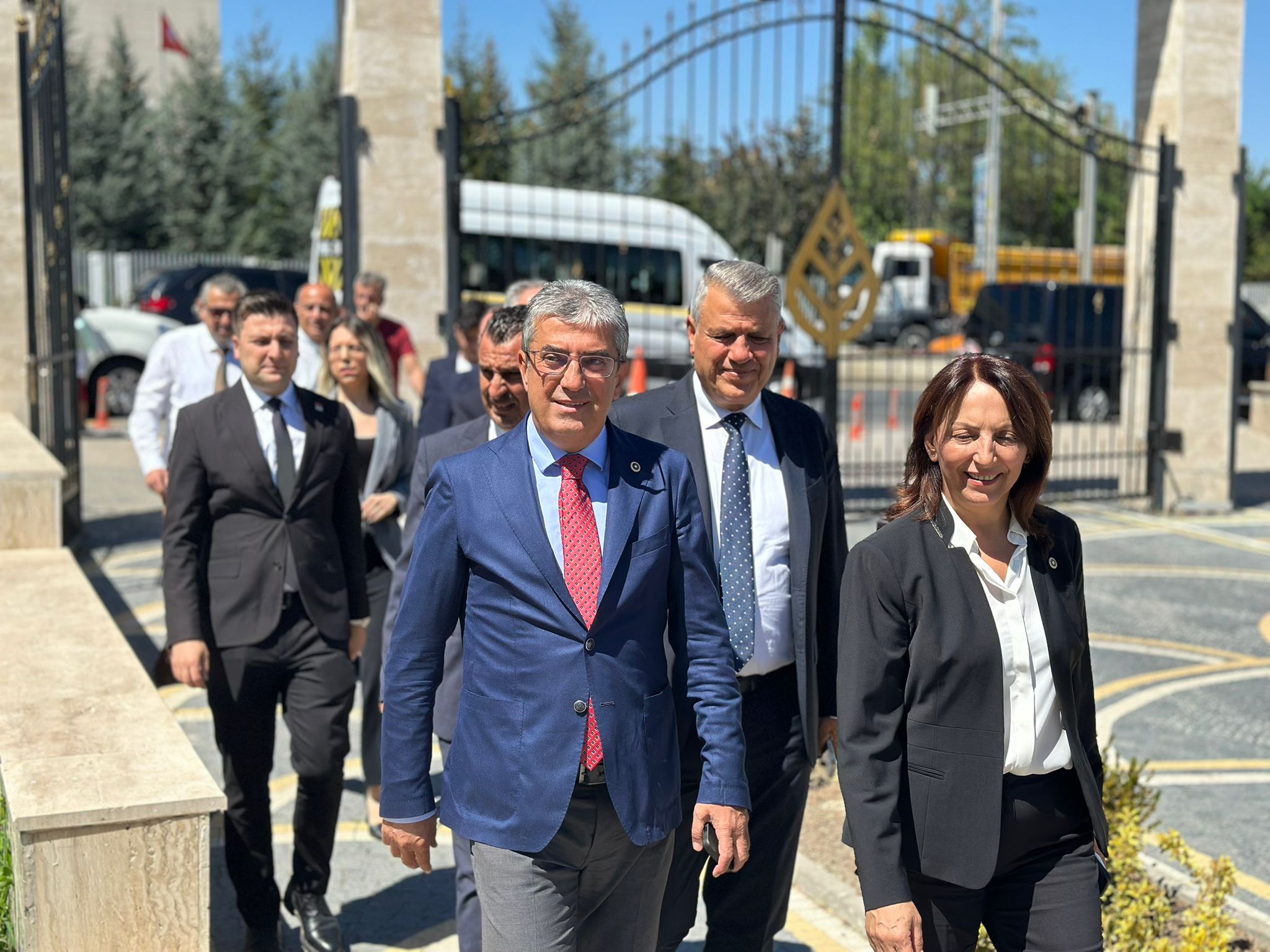 CHP, kamuoyundan büyük tepki çeken ve Kanlı Yasa olarak adlandırılan sokak hayvanları yasasının iptali için Anayasa Mahkemesi’ne (AYM) 182 sayfalık bir dilekçeyle başvurdu.
