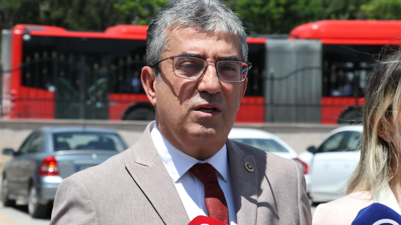 CHP, iktidarın ekonomik krize karşı uygulamaya aldığı “Kamuda Tasarruf” kanununu ve birden fazla maaş alınmasına ilişkin düzenlemelerin iptali için AYM’ye başvuru yaparken Günaydın, konuya ilişkin bir açıklama yaptı.