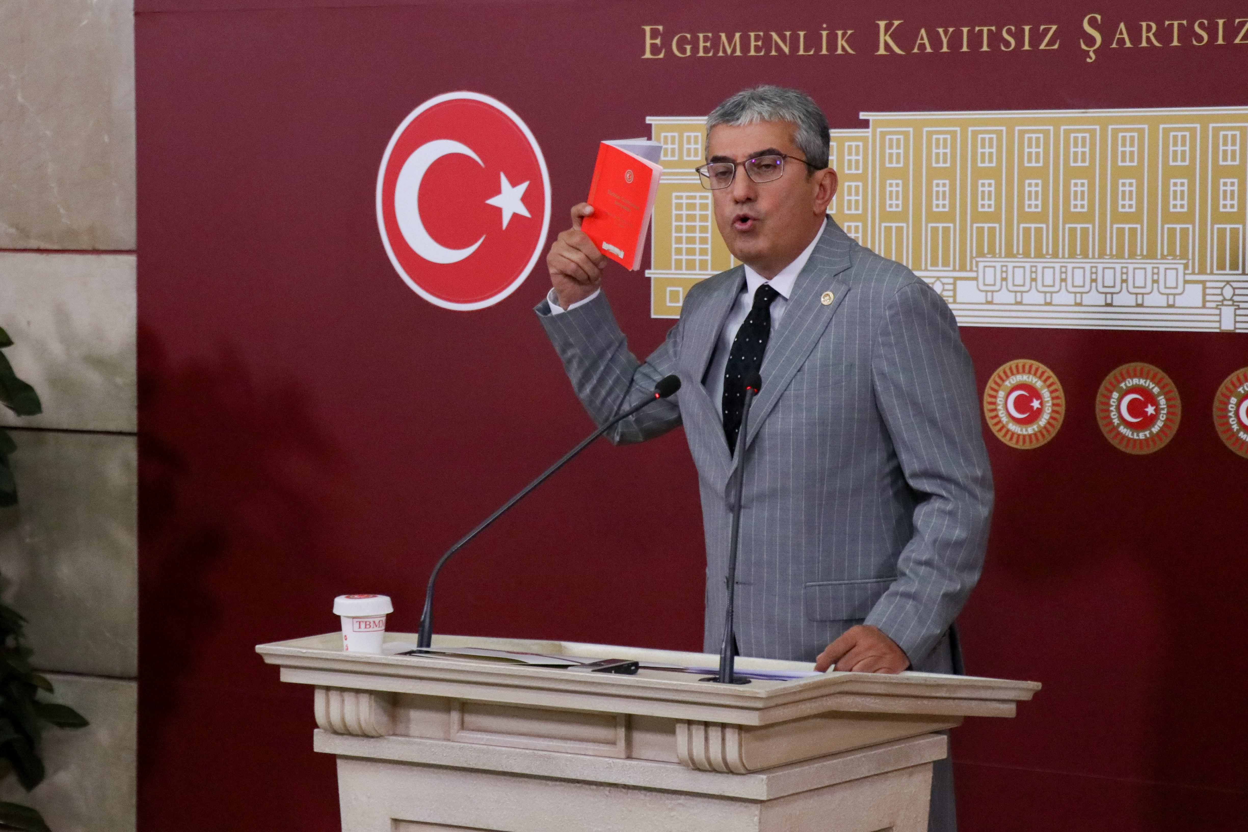 HÜDAPAR'ın Genel Başkanı Zekeriya Yapıcıoğlu Anayasa'ya bağlılığına ilişkin yemin etmiş bir kişidir... Şimdi de "Biz sıklıkla yalan söyleriz, fark etmez" mi demek istiyor?