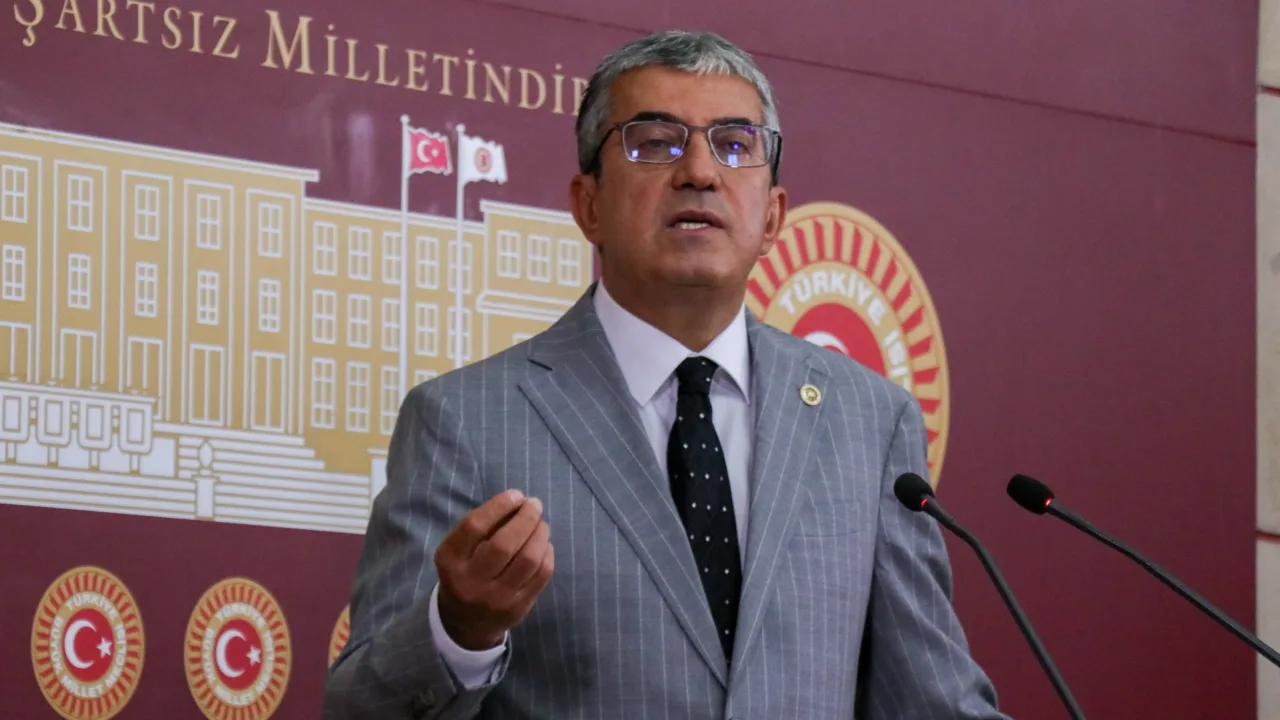 HÜDAPAR'ın Genel Başkanı Zekeriya Yapıcıoğlu Anayasa'ya bağlılığına ilişkin yemin etmiş bir kişidir... Şimdi de "Biz sıklıkla yalan söyleriz, fark etmez" mi demek istiyor?