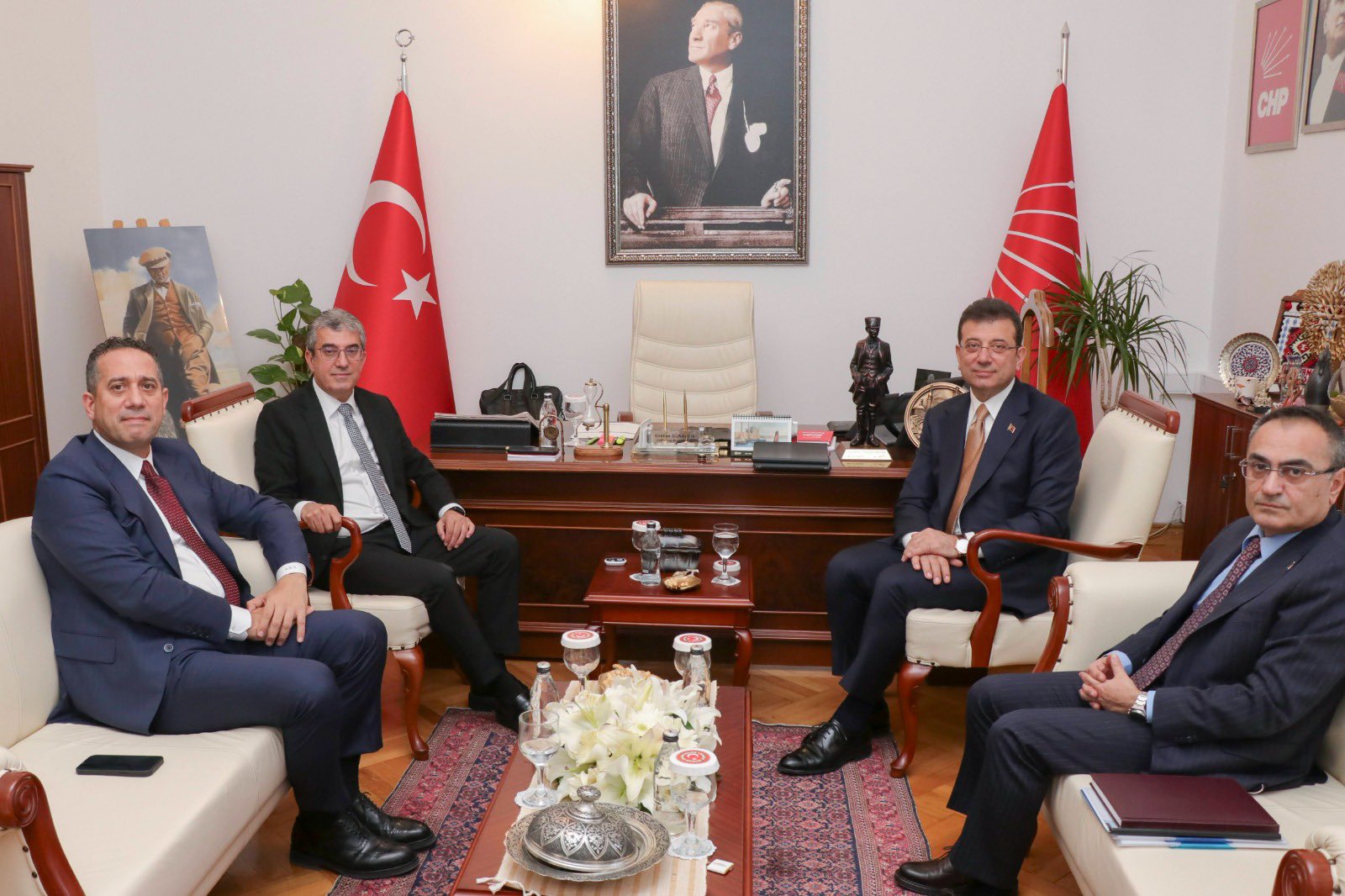 Ekrem İmamoğlu, TBMM'de CHP grup başkanvekilleriyle görüştü: "Kayyım sürecine dair çok tepkili bir pozisyondayız ve bu noktada arayışlarımız var. Bu gündemin ülkenin üzerinden kalkmasını çok arzu ediyoruz"