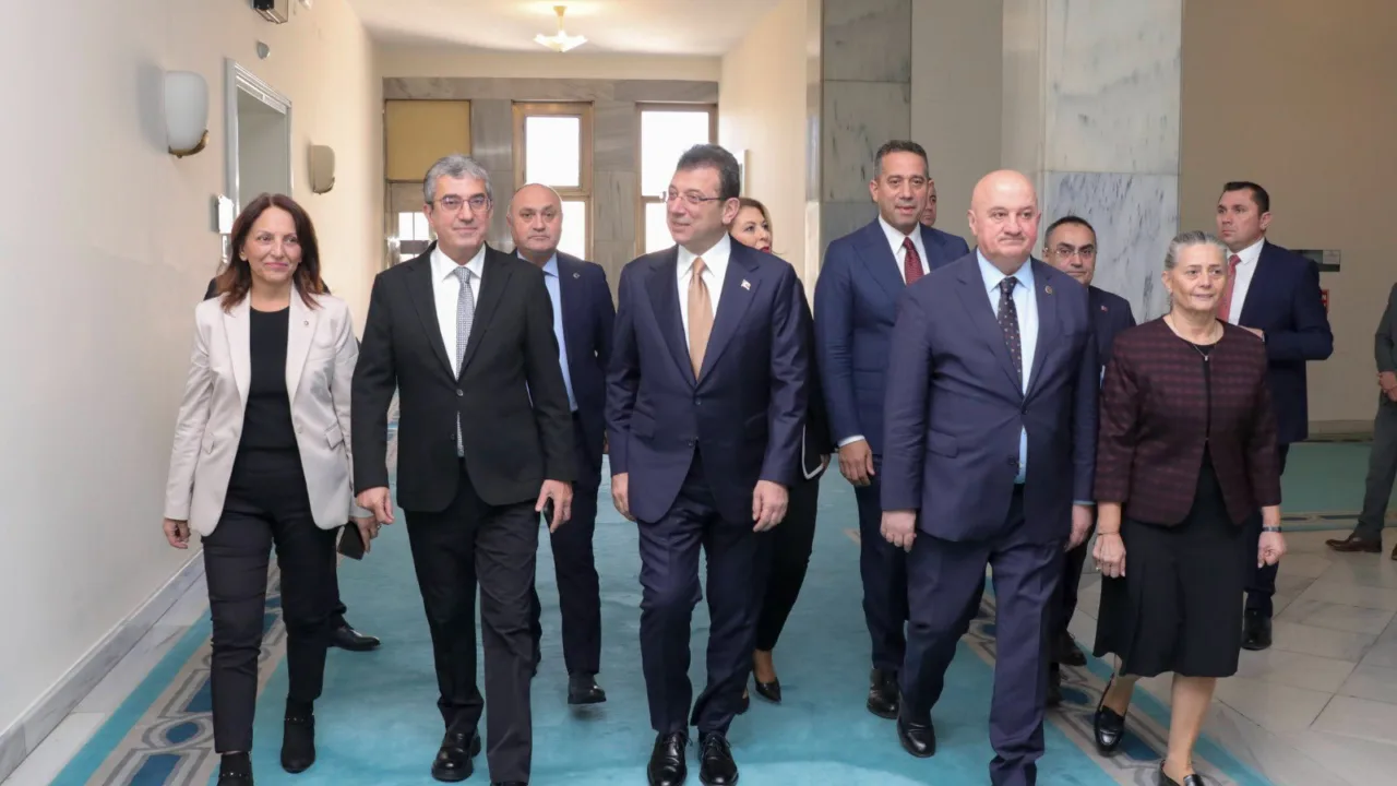 Ekrem İmamoğlu, TBMM'de CHP grup başkanvekilleriyle görüştü: "Kayyım sürecine dair çok tepkili bir pozisyondayız ve bu noktada arayışlarımız var. Bu gündemin ülkenin üzerinden kalkmasını çok arzu ediyoruz"