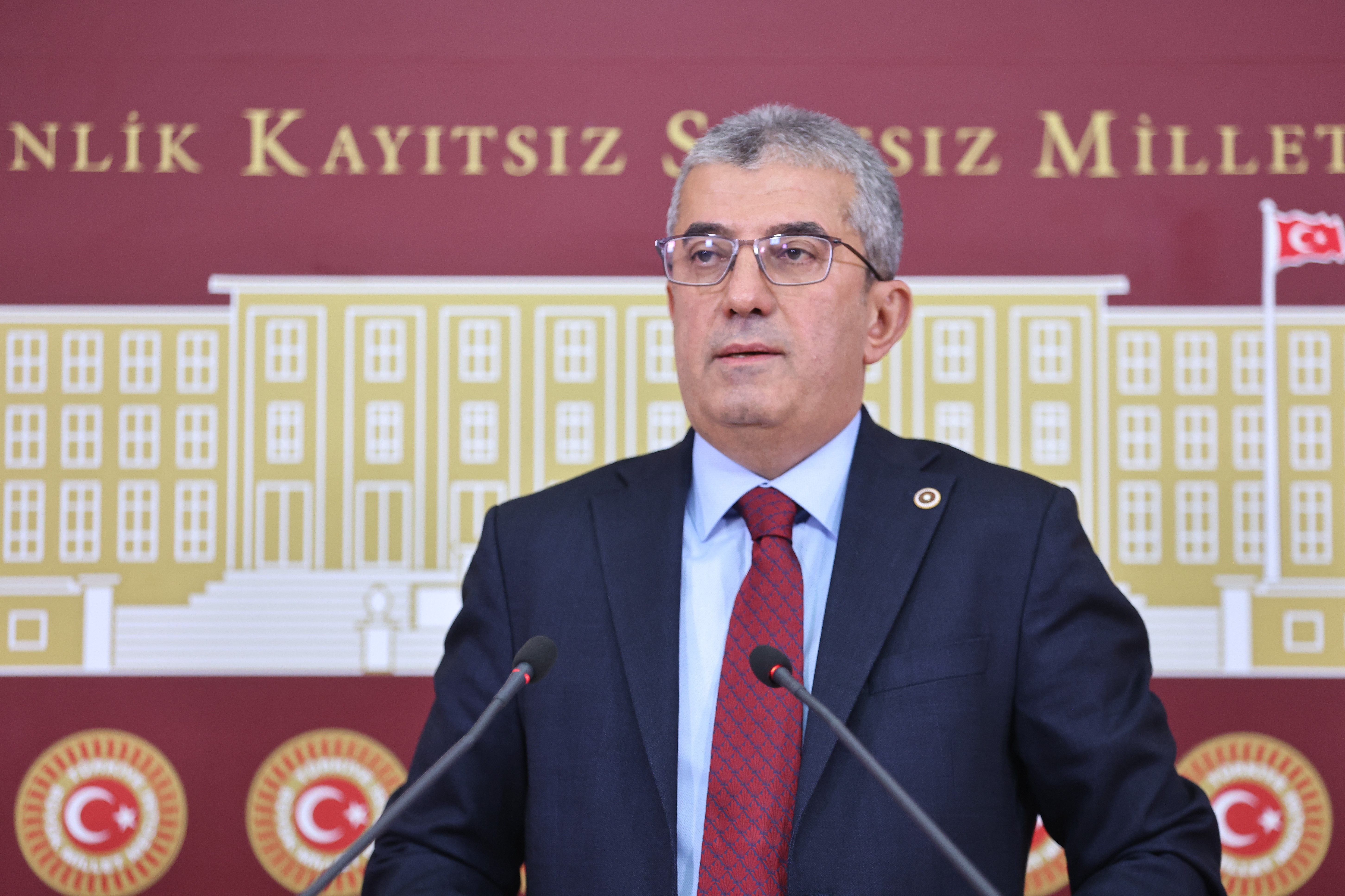 Günaydın, “Bu Meclis, oturduğu koltuklardan aldıkları cesaretle ileri geri konuşan çok bakan gördü. O bakanları da koltuklarını kaybettikten sonra pejmürde halde Meclis lokantasına yemek yemek için gelirken de saptadı. Dolayısıyla haddini bil Adalet Bakanı!"