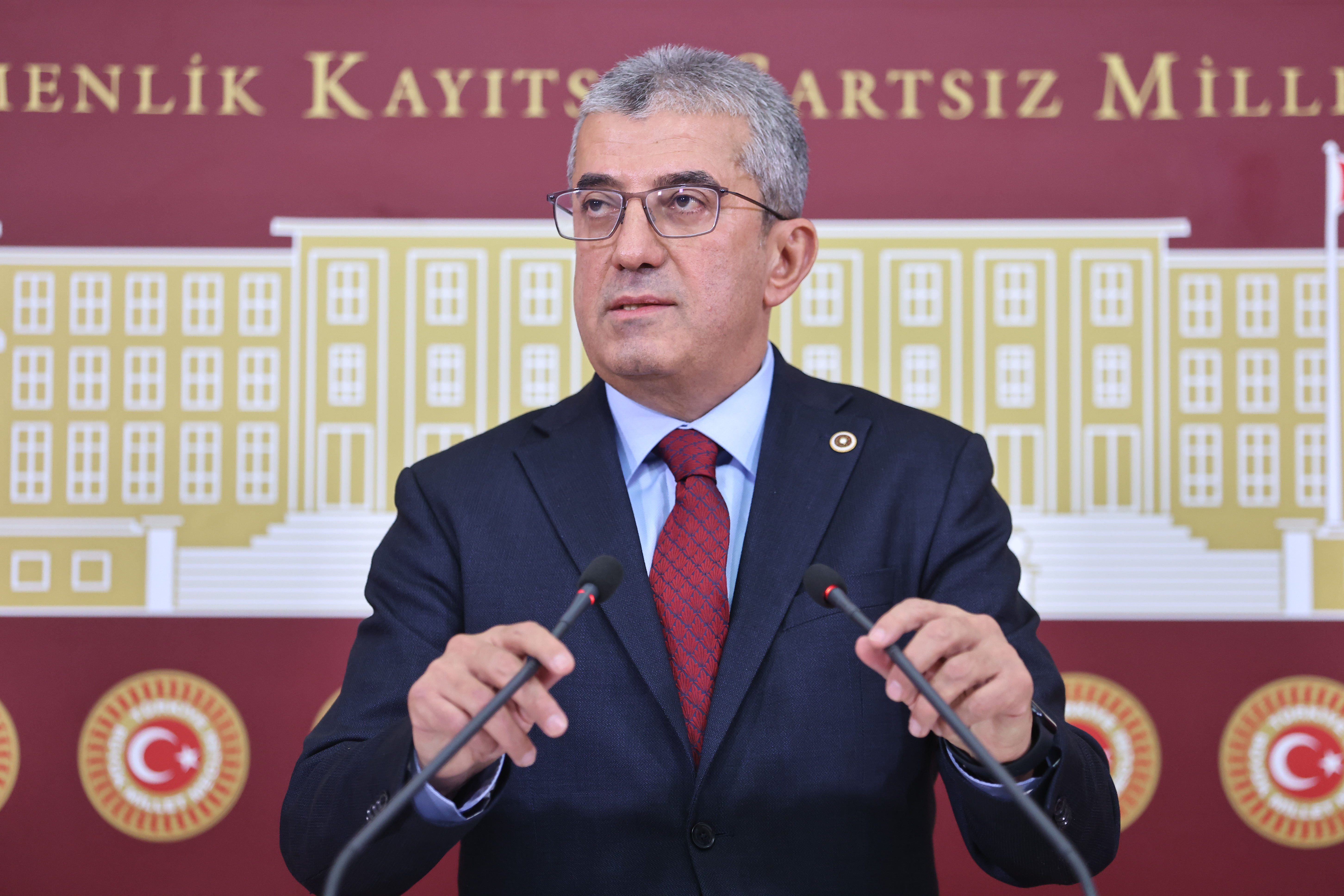 Günaydın, “Bu Meclis, oturduğu koltuklardan aldıkları cesaretle ileri geri konuşan çok bakan gördü. O bakanları da koltuklarını kaybettikten sonra pejmürde halde Meclis lokantasına yemek yemek için gelirken de saptadı. Dolayısıyla haddini bil Adalet Bakanı!"