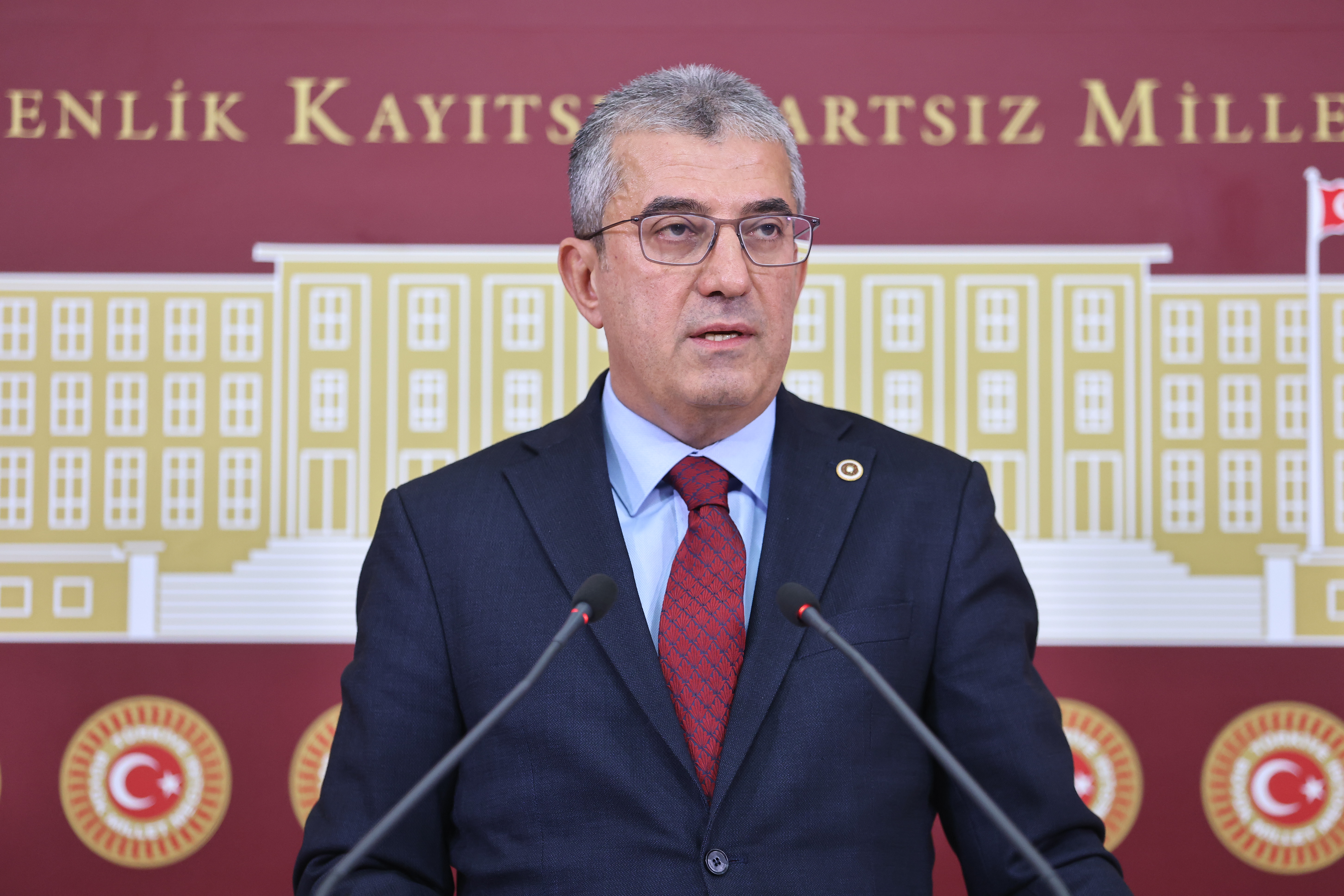 Günaydın, “Bu Meclis, oturduğu koltuklardan aldıkları cesaretle ileri geri konuşan çok bakan gördü. O bakanları da koltuklarını kaybettikten sonra pejmürde halde Meclis lokantasına yemek yemek için gelirken de saptadı. Dolayısıyla haddini bil Adalet Bakanı!"