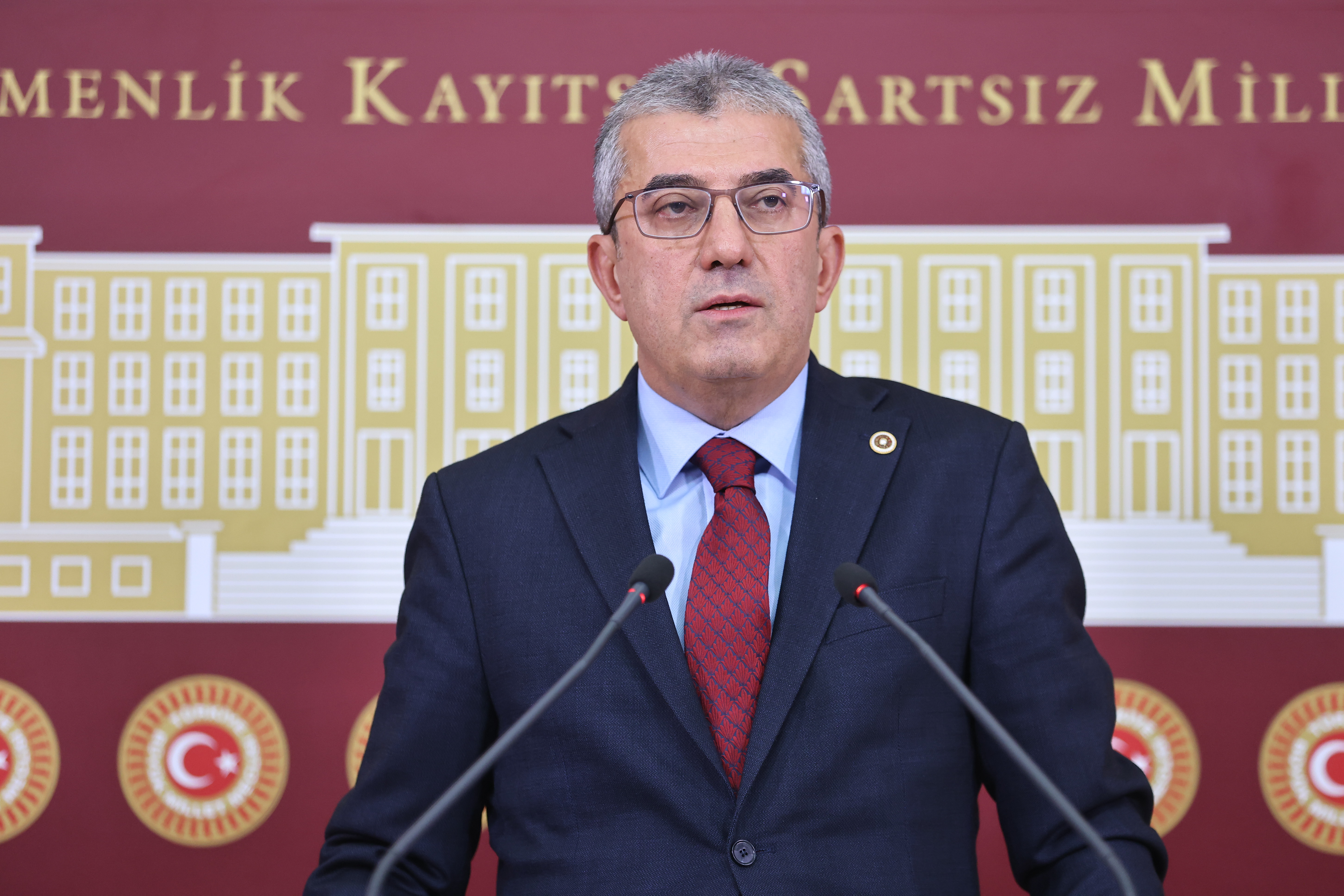 Günaydın, “Bu Meclis, oturduğu koltuklardan aldıkları cesaretle ileri geri konuşan çok bakan gördü. O bakanları da koltuklarını kaybettikten sonra pejmürde halde Meclis lokantasına yemek yemek için gelirken de saptadı. Dolayısıyla haddini bil Adalet Bakanı!"
