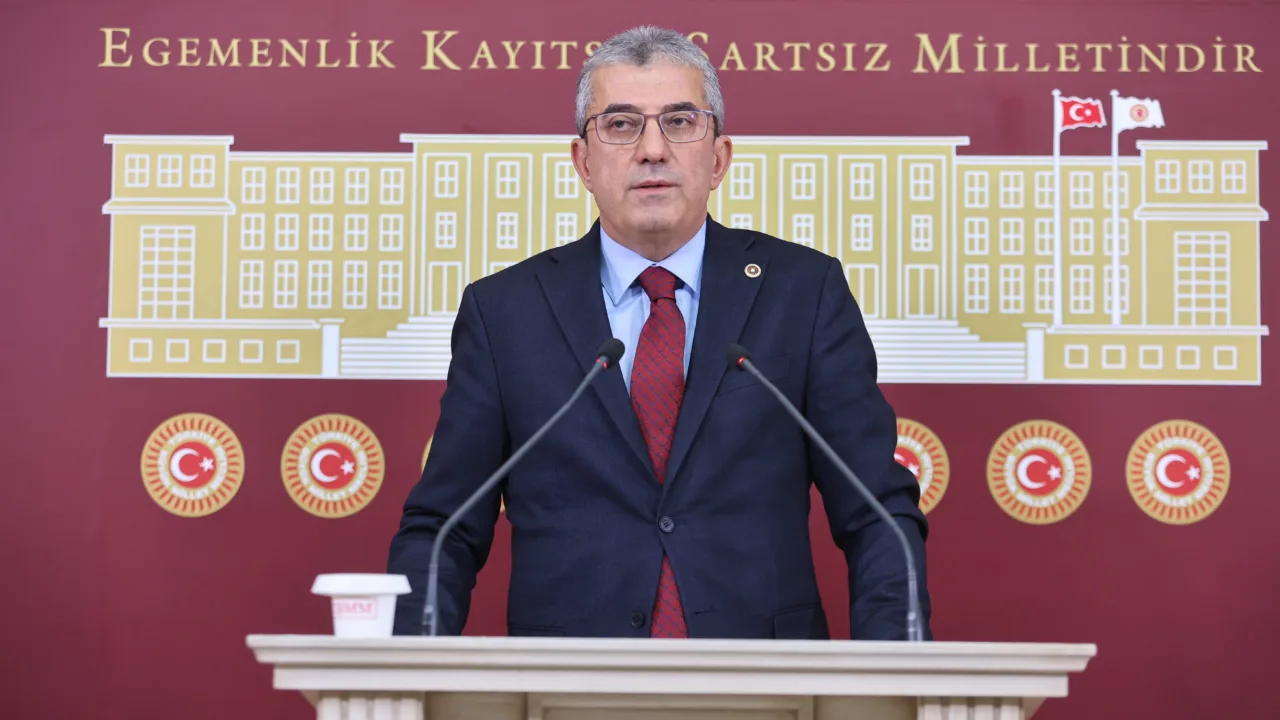 Günaydın, “Bu Meclis, oturduğu koltuklardan aldıkları cesaretle ileri geri konuşan çok bakan gördü. O bakanları da koltuklarını kaybettikten sonra pejmürde halde Meclis lokantasına yemek yemek için gelirken de saptadı. Dolayısıyla haddini bil Adalet Bakanı!"