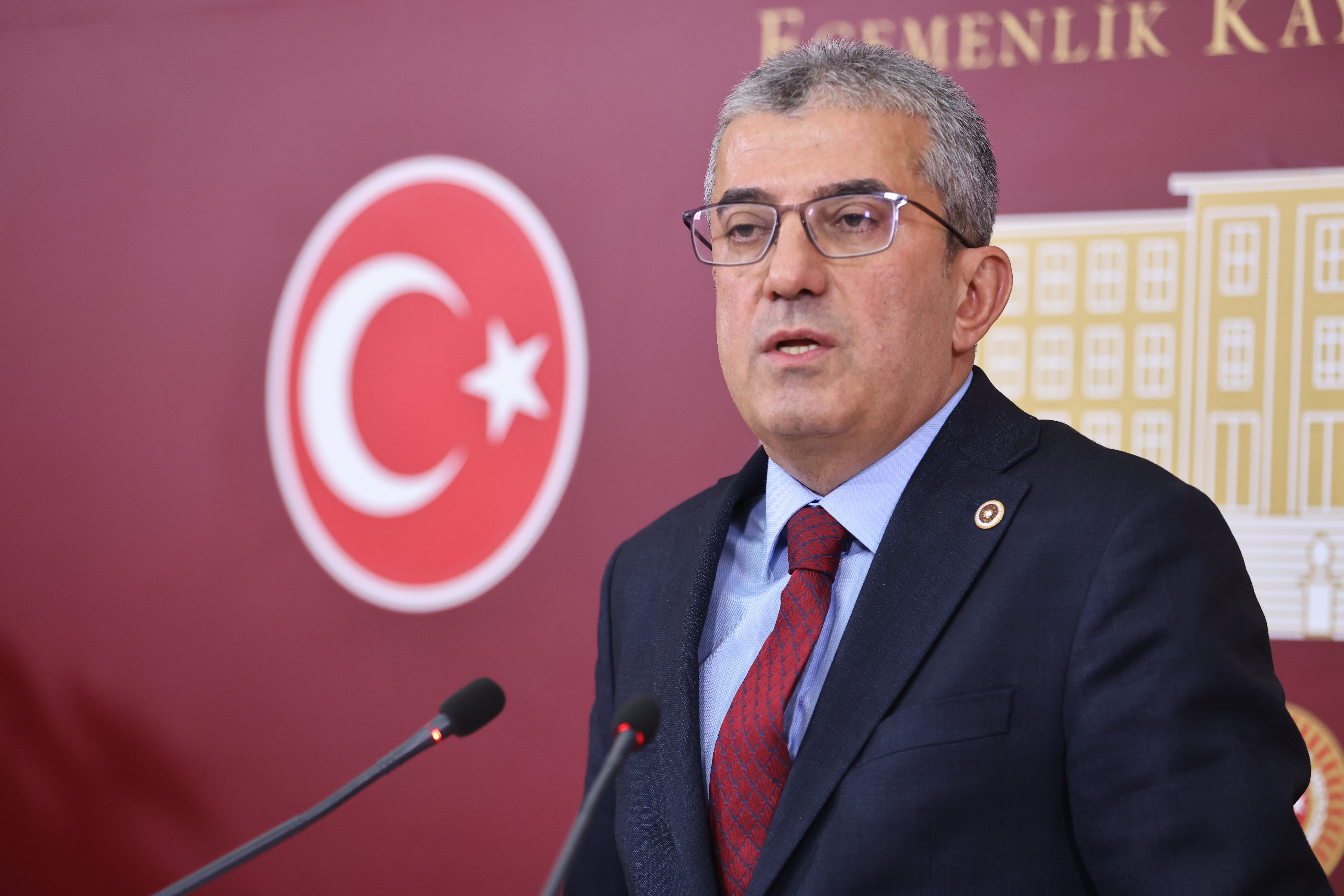 Günaydın, “Bu Meclis, oturduğu koltuklardan aldıkları cesaretle ileri geri konuşan çok bakan gördü. O bakanları da koltuklarını kaybettikten sonra pejmürde halde Meclis lokantasına yemek yemek için gelirken de saptadı. Dolayısıyla haddini bil Adalet Bakanı!"