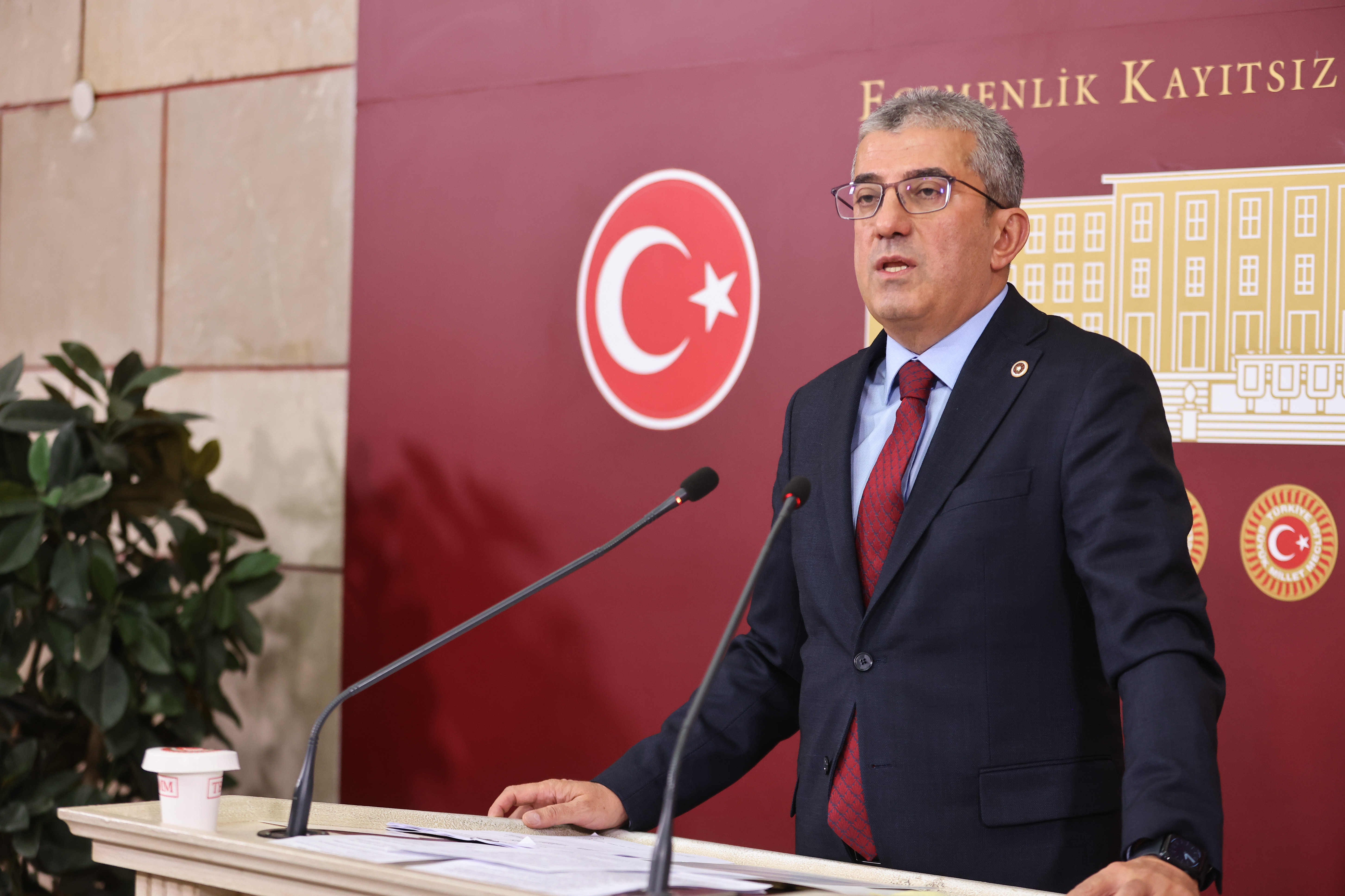 Günaydın, “Bu Meclis, oturduğu koltuklardan aldıkları cesaretle ileri geri konuşan çok bakan gördü. O bakanları da koltuklarını kaybettikten sonra pejmürde halde Meclis lokantasına yemek yemek için gelirken de saptadı. Dolayısıyla haddini bil Adalet Bakanı!"