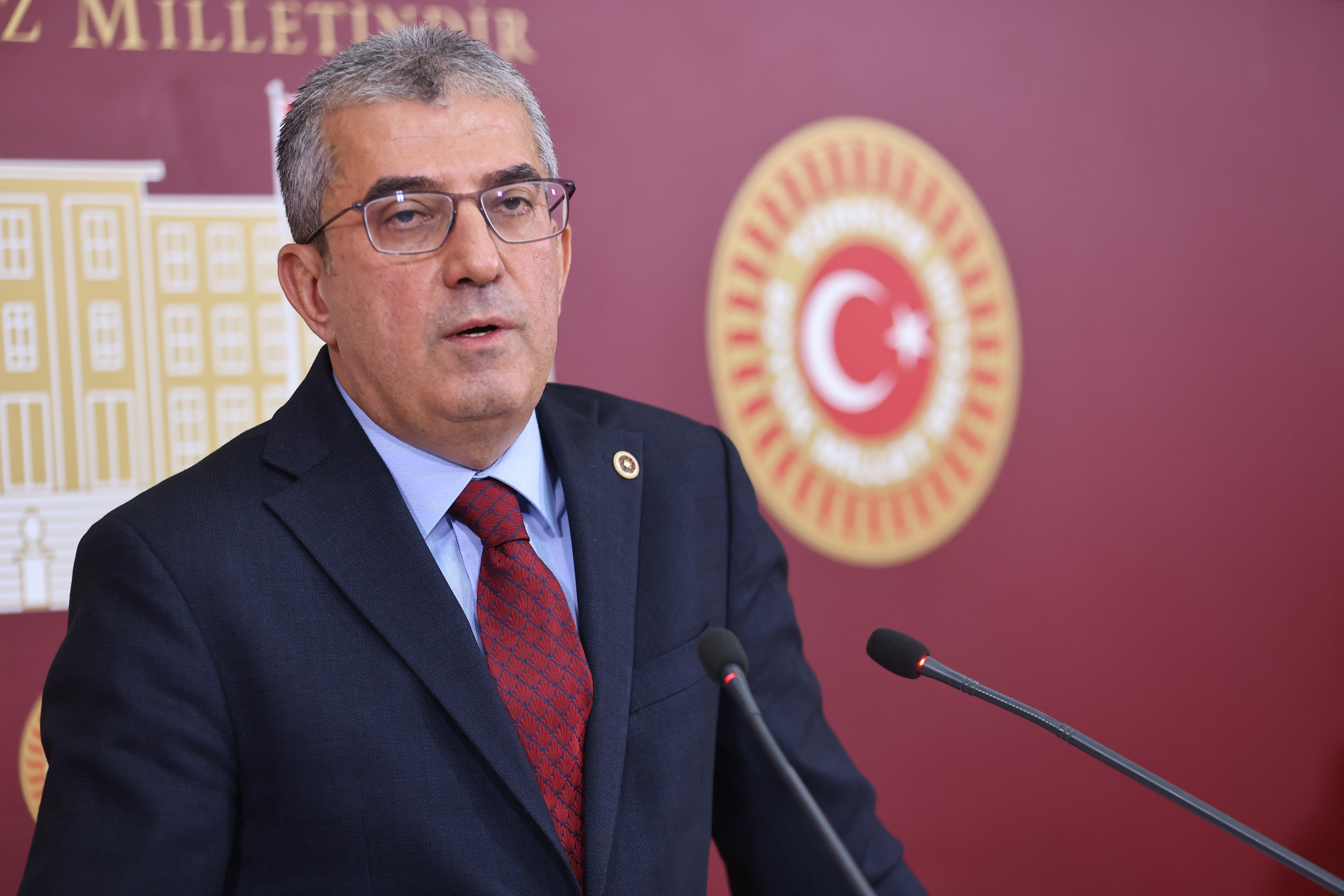 Günaydın, “Bu Meclis, oturduğu koltuklardan aldıkları cesaretle ileri geri konuşan çok bakan gördü. O bakanları da koltuklarını kaybettikten sonra pejmürde halde Meclis lokantasına yemek yemek için gelirken de saptadı. Dolayısıyla haddini bil Adalet Bakanı!"