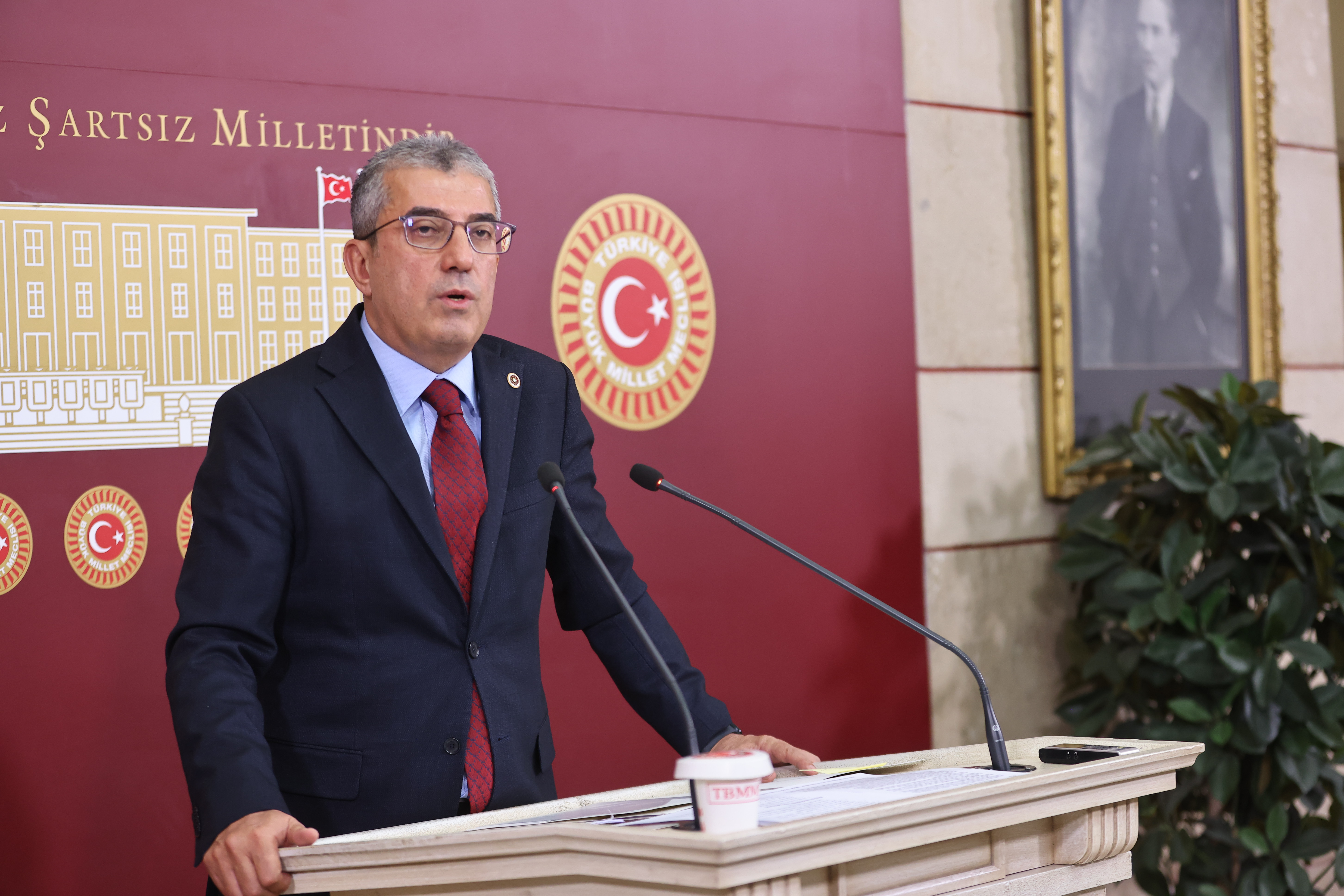 Günaydın, “Bu Meclis, oturduğu koltuklardan aldıkları cesaretle ileri geri konuşan çok bakan gördü. O bakanları da koltuklarını kaybettikten sonra pejmürde halde Meclis lokantasına yemek yemek için gelirken de saptadı. Dolayısıyla haddini bil Adalet Bakanı!"