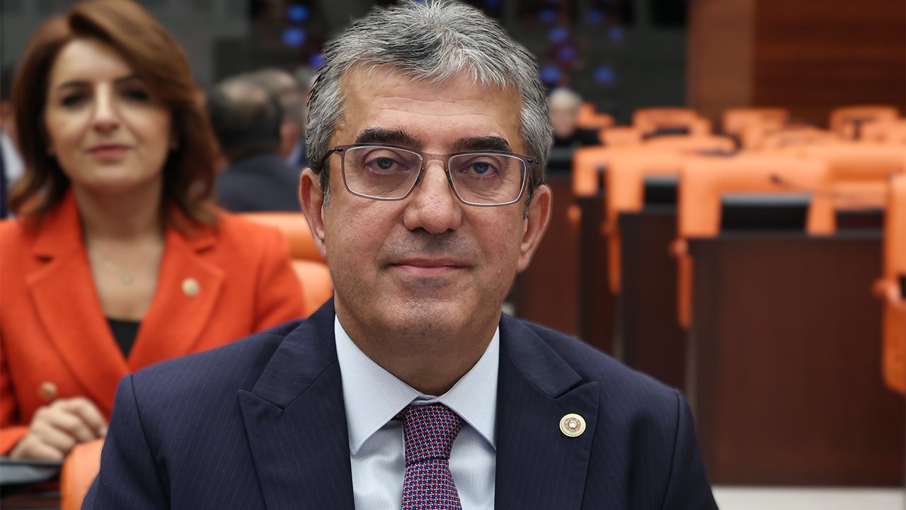 Atanmış Bakan Yerlikaya, Milletvekillerimizi İtekliyor, Kameraları Tokatlıyor!