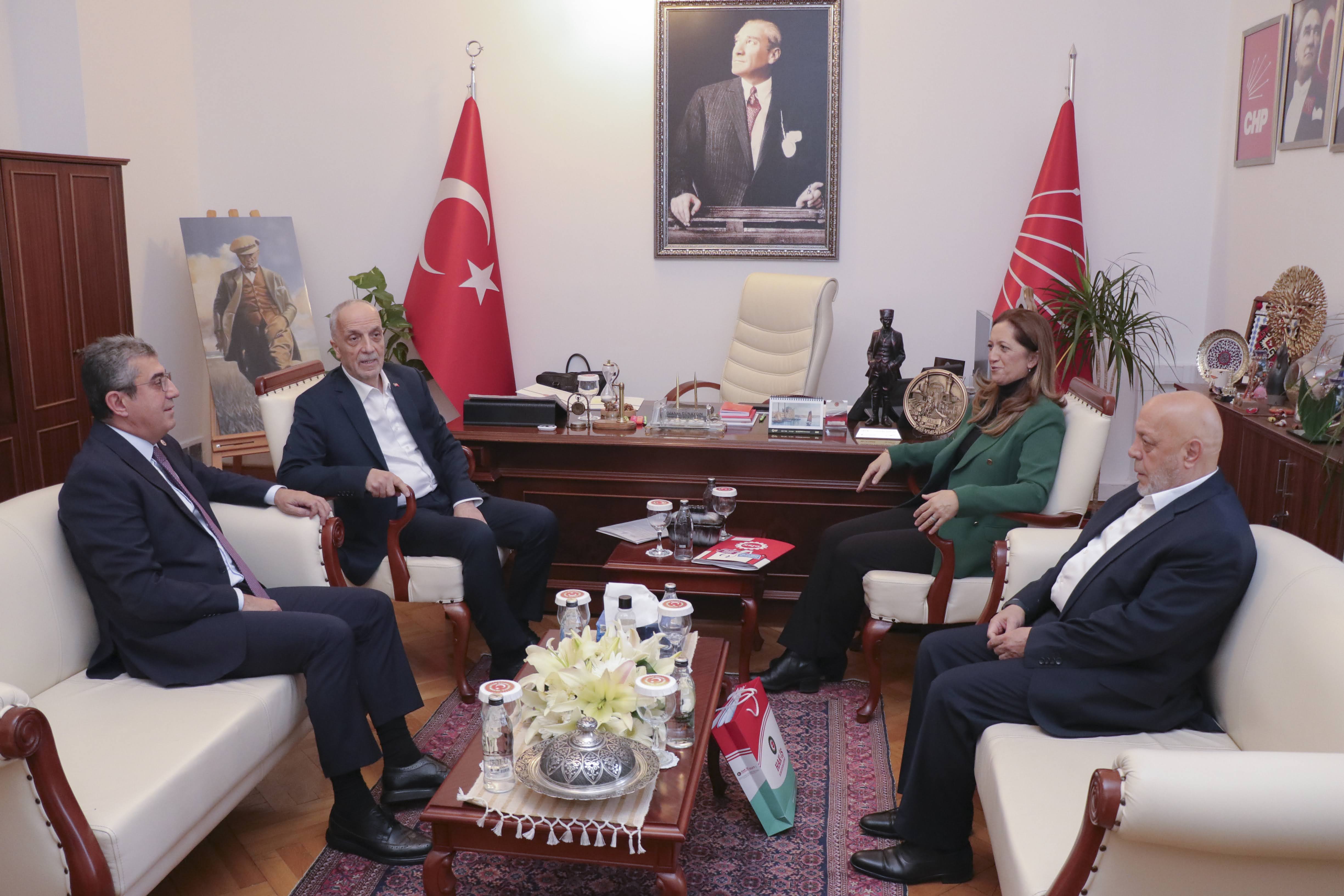 Türk-İş, Hak-İş ve DİSK, "vergide adalet" talebiyle Meclis’te CHP Genel Başkanı Özgür Özel ve Grup Başkanvekili Gökhan Günaydın ile görüştü.