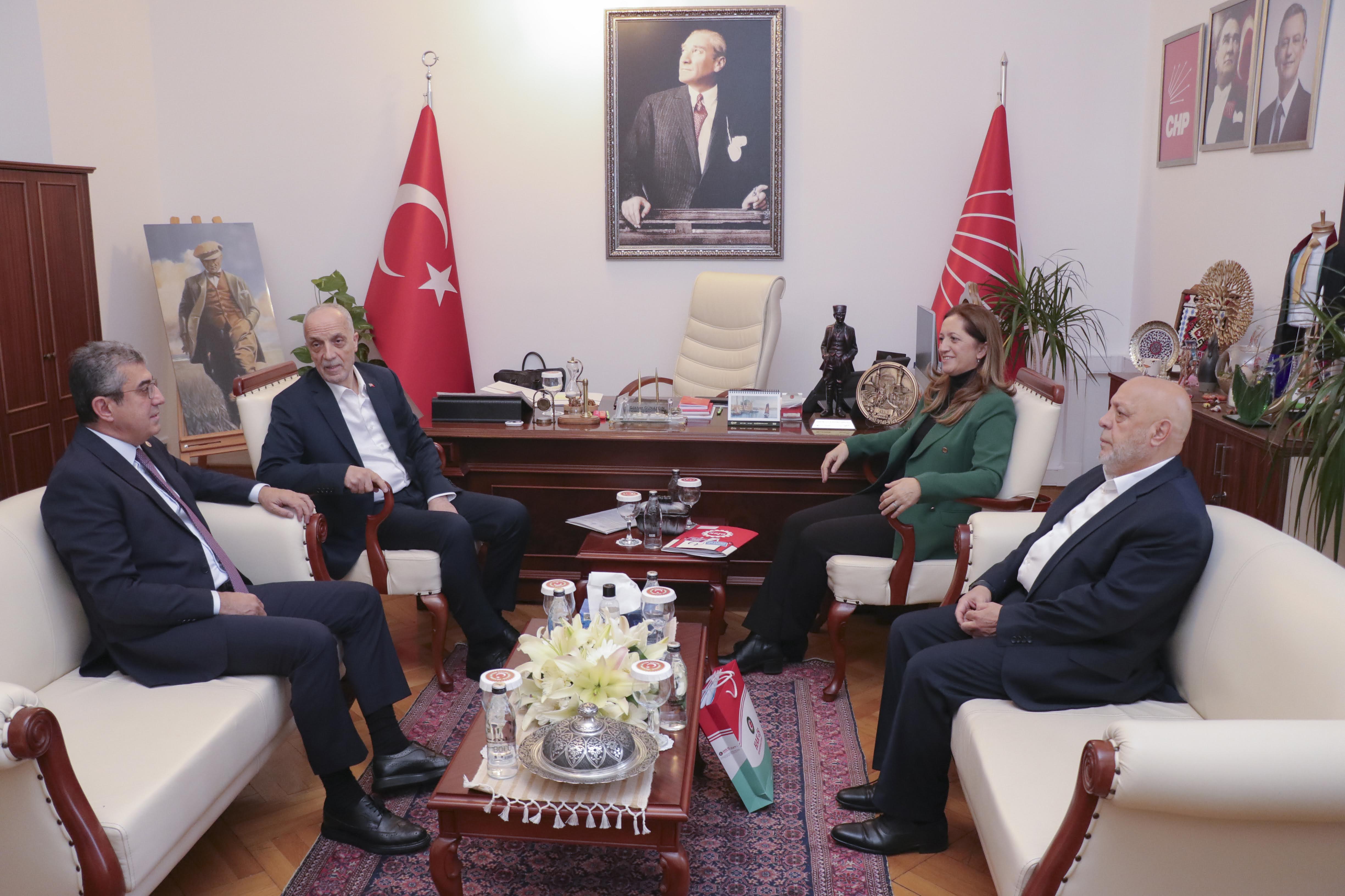 Türk-İş, Hak-İş ve DİSK, "vergide adalet" talebiyle Meclis’te CHP Genel Başkanı Özgür Özel ve Grup Başkanvekili Gökhan Günaydın ile görüştü.