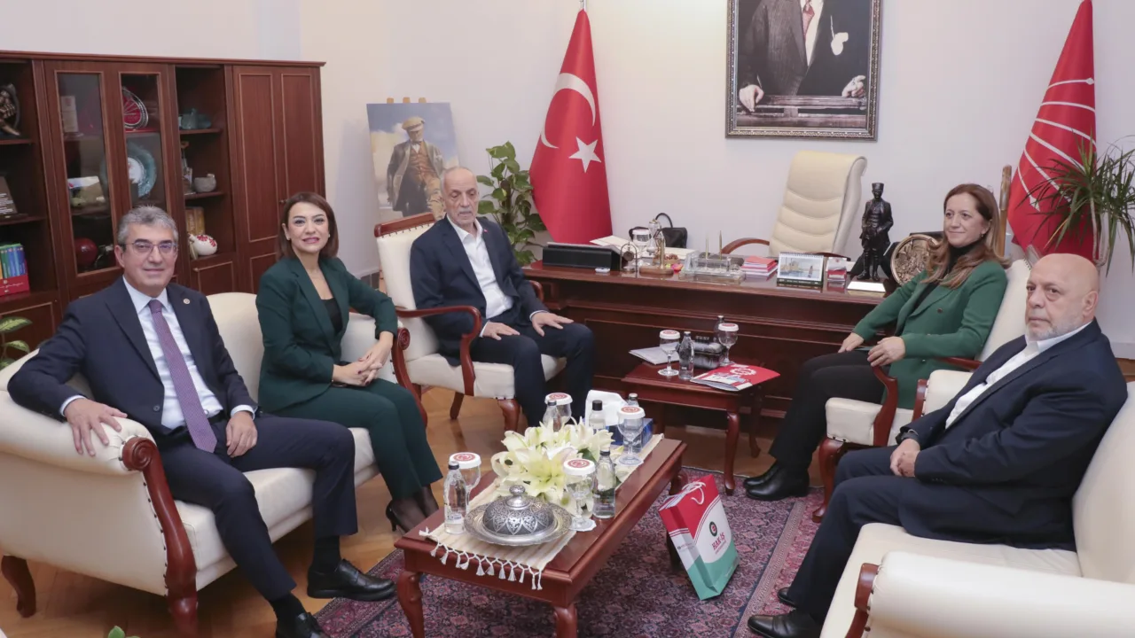 Türk-İş, Hak-İş ve DİSK, "vergide adalet" talebiyle Meclis’te CHP Genel Başkanı Özgür Özel ve Grup Başkanvekili Gökhan Günaydın ile görüştü.
