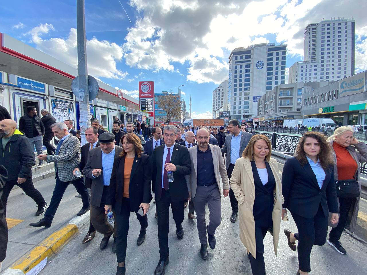 "Atanan kayyum da o kayyumu atayanlar da hep beraber geldikleri gibi gidecekler! Esenyurt Belediyesi'ne çıkan tüm sokaklar polis ablukası altında, zalimin zulmü artarsa bizim de hukuki direnişimiz artacaktır."