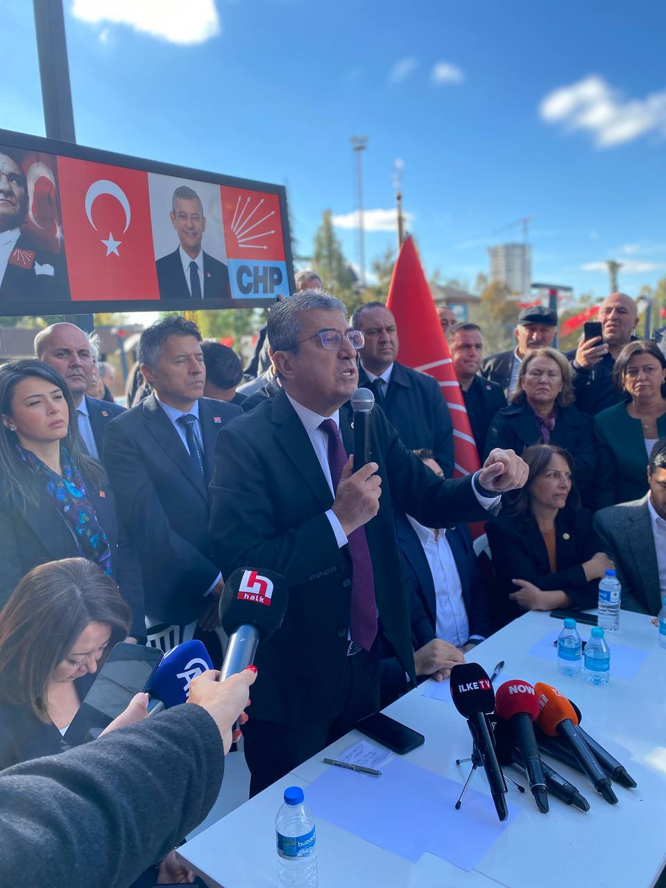 "Atanan kayyum da o kayyumu atayanlar da hep beraber geldikleri gibi gidecekler! Esenyurt Belediyesi'ne çıkan tüm sokaklar polis ablukası altında, zalimin zulmü artarsa bizim de hukuki direnişimiz artacaktır."