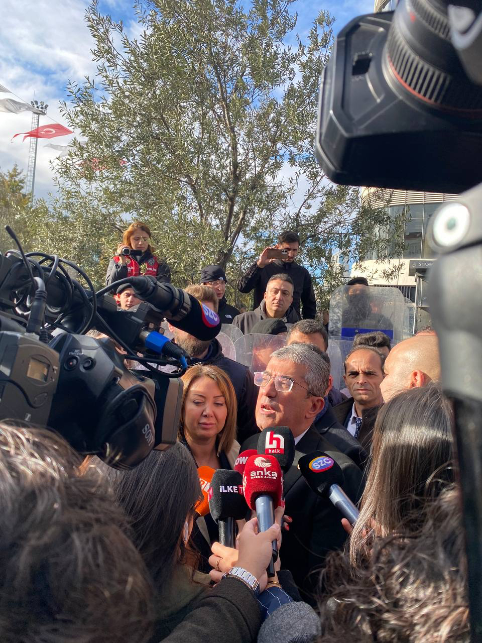 "Atanan kayyum da o kayyumu atayanlar da hep beraber geldikleri gibi gidecekler! Esenyurt Belediyesi'ne çıkan tüm sokaklar polis ablukası altında, zalimin zulmü artarsa bizim de hukuki direnişimiz artacaktır."