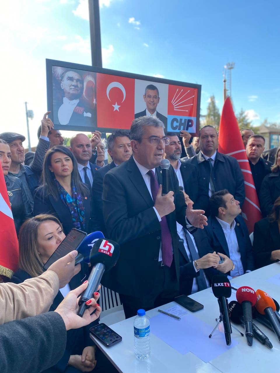"Atanan kayyum da o kayyumu atayanlar da hep beraber geldikleri gibi gidecekler! Esenyurt Belediyesi'ne çıkan tüm sokaklar polis ablukası altında, zalimin zulmü artarsa bizim de hukuki direnişimiz artacaktır."