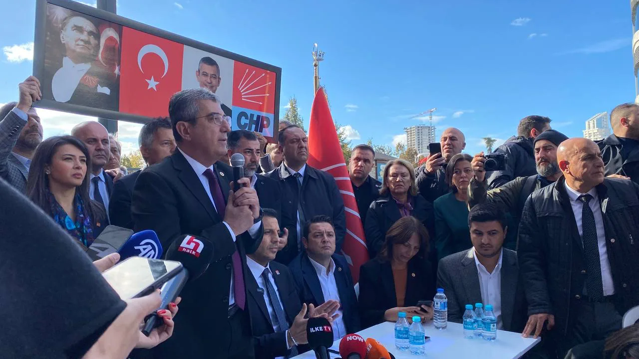 "Atanan kayyum da o kayyumu atayanlar da hep beraber geldikleri gibi gidecekler! Esenyurt Belediyesi'ne çıkan tüm sokaklar polis ablukası altında, zalimin zulmü artarsa bizim de hukuki direnişimiz artacaktır."