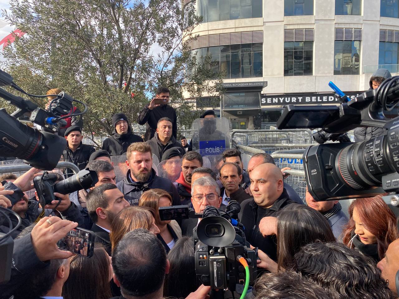 "Atanan kayyum da o kayyumu atayanlar da hep beraber geldikleri gibi gidecekler! Esenyurt Belediyesi'ne çıkan tüm sokaklar polis ablukası altında, zalimin zulmü artarsa bizim de hukuki direnişimiz artacaktır."