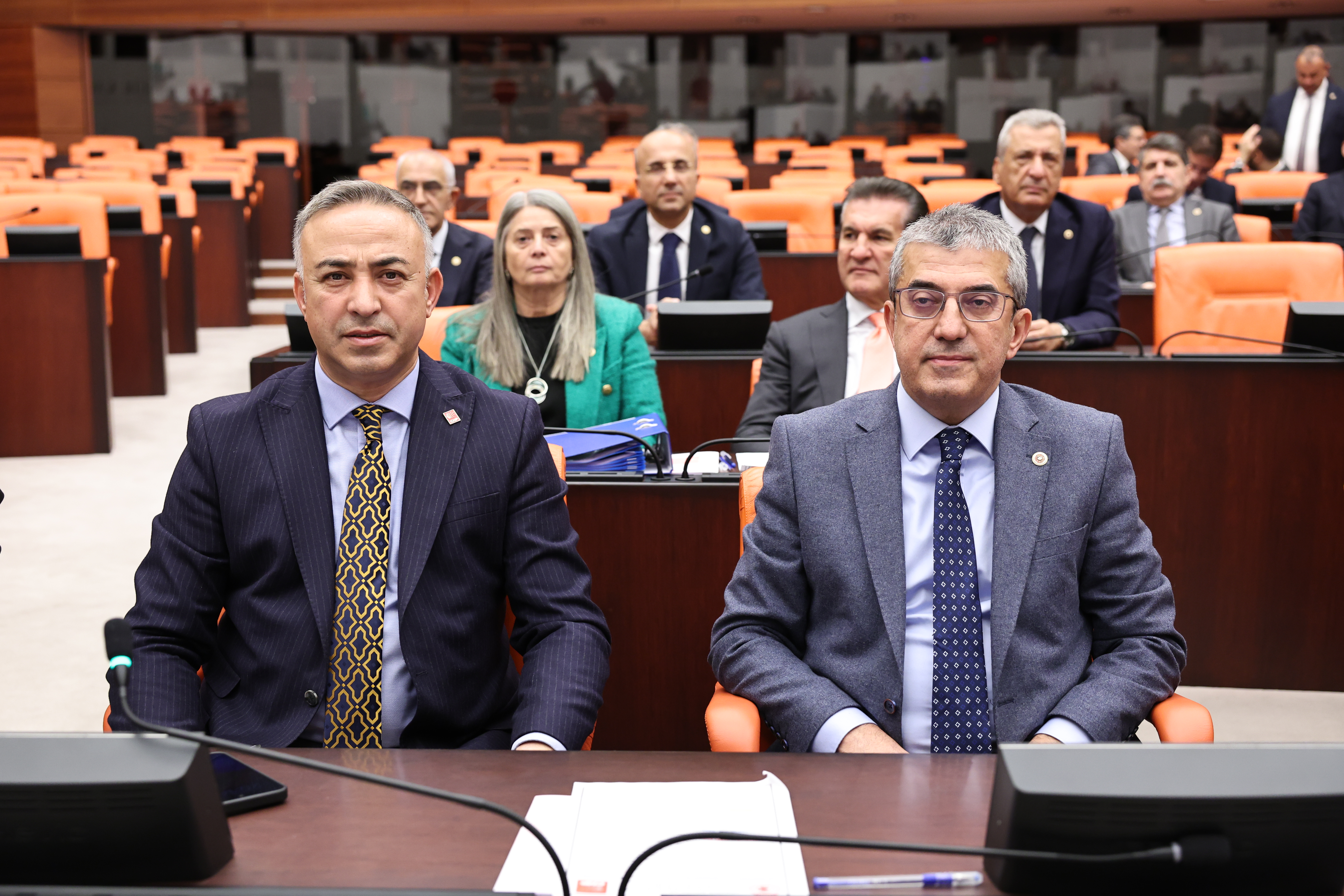CHP Grup Başkanvekili Gökhan Günaydın, TBMM Genel Kurulu'nda  Sosyal Sigortalar Kanunu'nda yapılan değişiklikleri eleştirdi GSS pirimlerinin faiziyle birlikte silindiğini söyledi. Günaydın, "Aralık 2024 itibarıyla 17 bin lira olan asgari ücretlinin satın alma gücü 11 bin liraya düşecek. Ne gam, aranızda oturun, konuşun. Bakın, 8 milyon 300 bin insan var böylesine açlık sınırına mahkum ettiğiniz. AKP memlekete zarardır, sağlığa zararlıdır!" dedi.