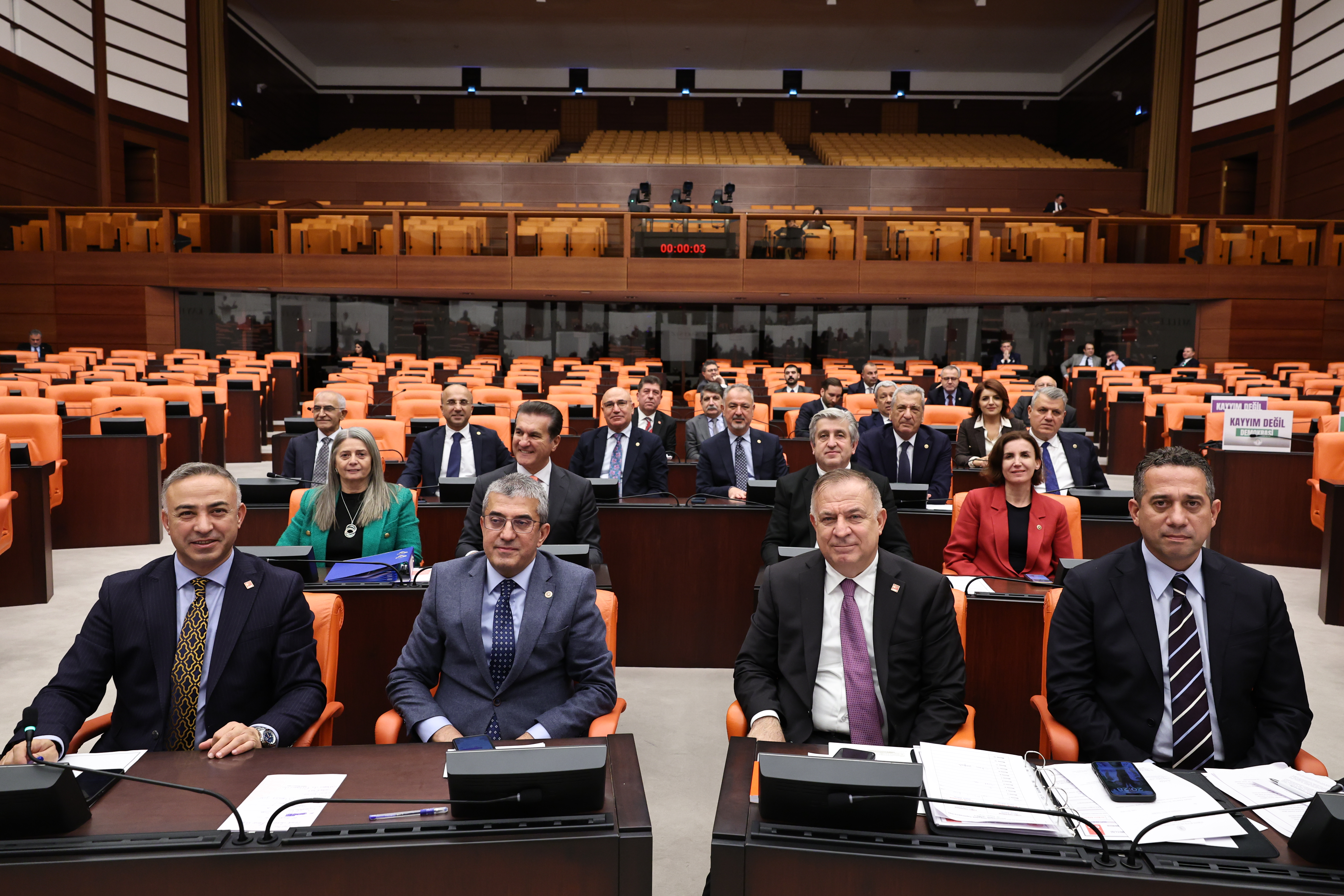 CHP Grup Başkanvekili Gökhan Günaydın, TBMM Genel Kurulu'nda  Sosyal Sigortalar Kanunu'nda yapılan değişiklikleri eleştirdi GSS pirimlerinin faiziyle birlikte silindiğini söyledi. Günaydın, "Aralık 2024 itibarıyla 17 bin lira olan asgari ücretlinin satın alma gücü 11 bin liraya düşecek. Ne gam, aranızda oturun, konuşun. Bakın, 8 milyon 300 bin insan var böylesine açlık sınırına mahkum ettiğiniz. AKP memlekete zarardır, sağlığa zararlıdır!" dedi.