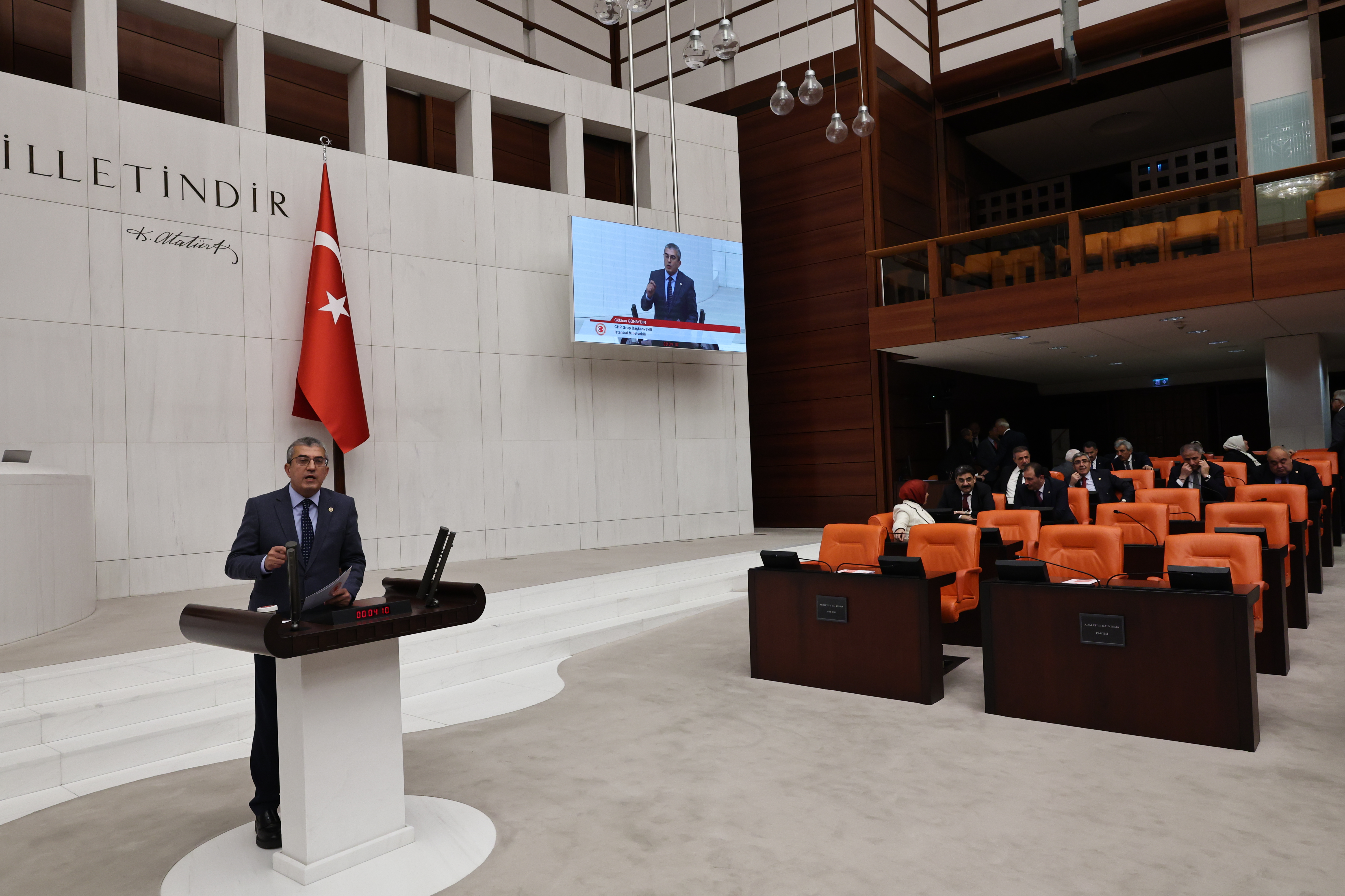 CHP Grup Başkanvekili Gökhan Günaydın, TBMM Genel Kurulu'nda  Sosyal Sigortalar Kanunu'nda yapılan değişiklikleri eleştirdi GSS pirimlerinin faiziyle birlikte silindiğini söyledi. Günaydın, "Aralık 2024 itibarıyla 17 bin lira olan asgari ücretlinin satın alma gücü 11 bin liraya düşecek. Ne gam, aranızda oturun, konuşun. Bakın, 8 milyon 300 bin insan var böylesine açlık sınırına mahkum ettiğiniz. AKP memlekete zarardır, sağlığa zararlıdır!" dedi.