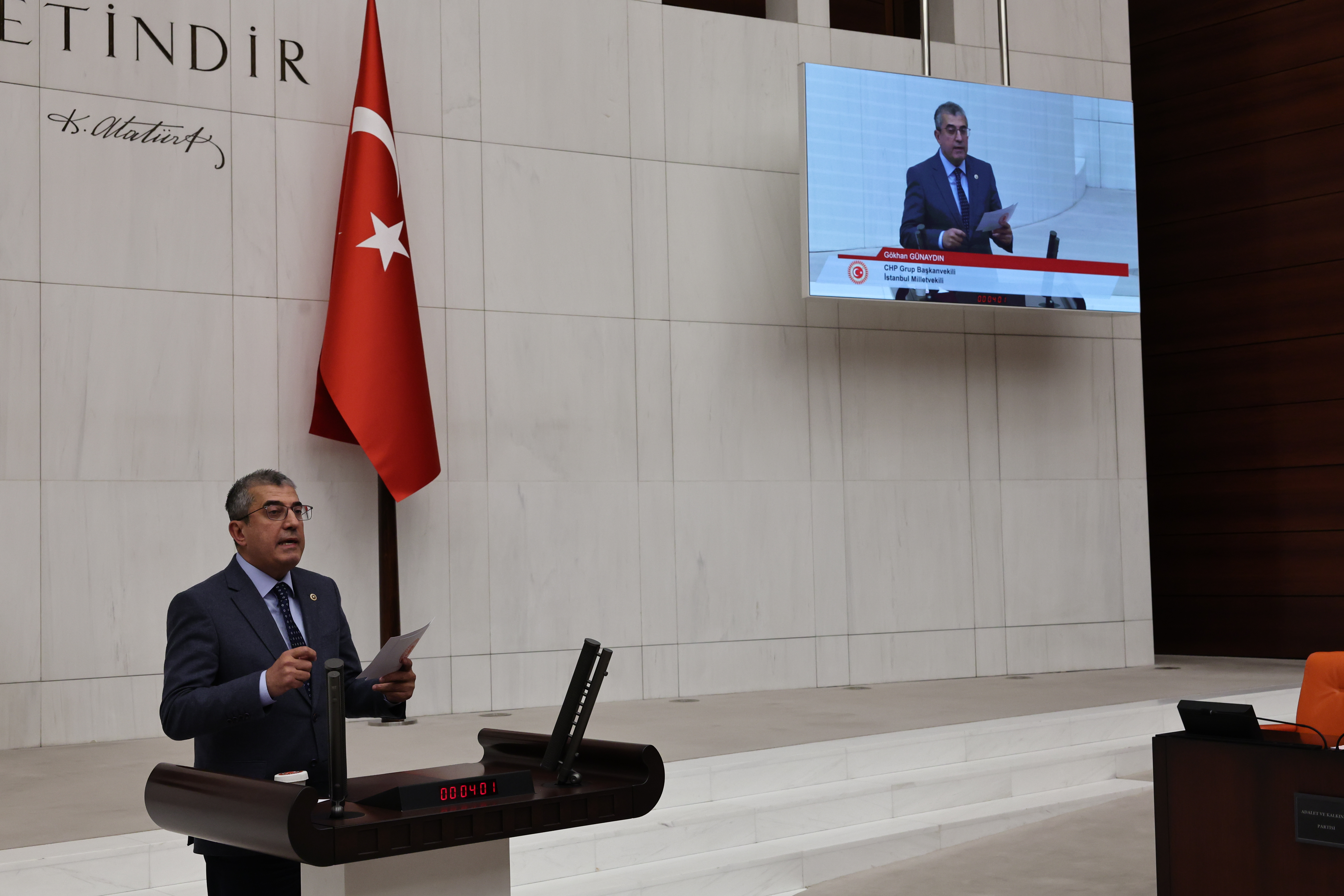 CHP Grup Başkanvekili Gökhan Günaydın, TBMM Genel Kurulu'nda  Sosyal Sigortalar Kanunu'nda yapılan değişiklikleri eleştirdi GSS pirimlerinin faiziyle birlikte silindiğini söyledi. Günaydın, "Aralık 2024 itibarıyla 17 bin lira olan asgari ücretlinin satın alma gücü 11 bin liraya düşecek. Ne gam, aranızda oturun, konuşun. Bakın, 8 milyon 300 bin insan var böylesine açlık sınırına mahkum ettiğiniz. AKP memlekete zarardır, sağlığa zararlıdır!" dedi.