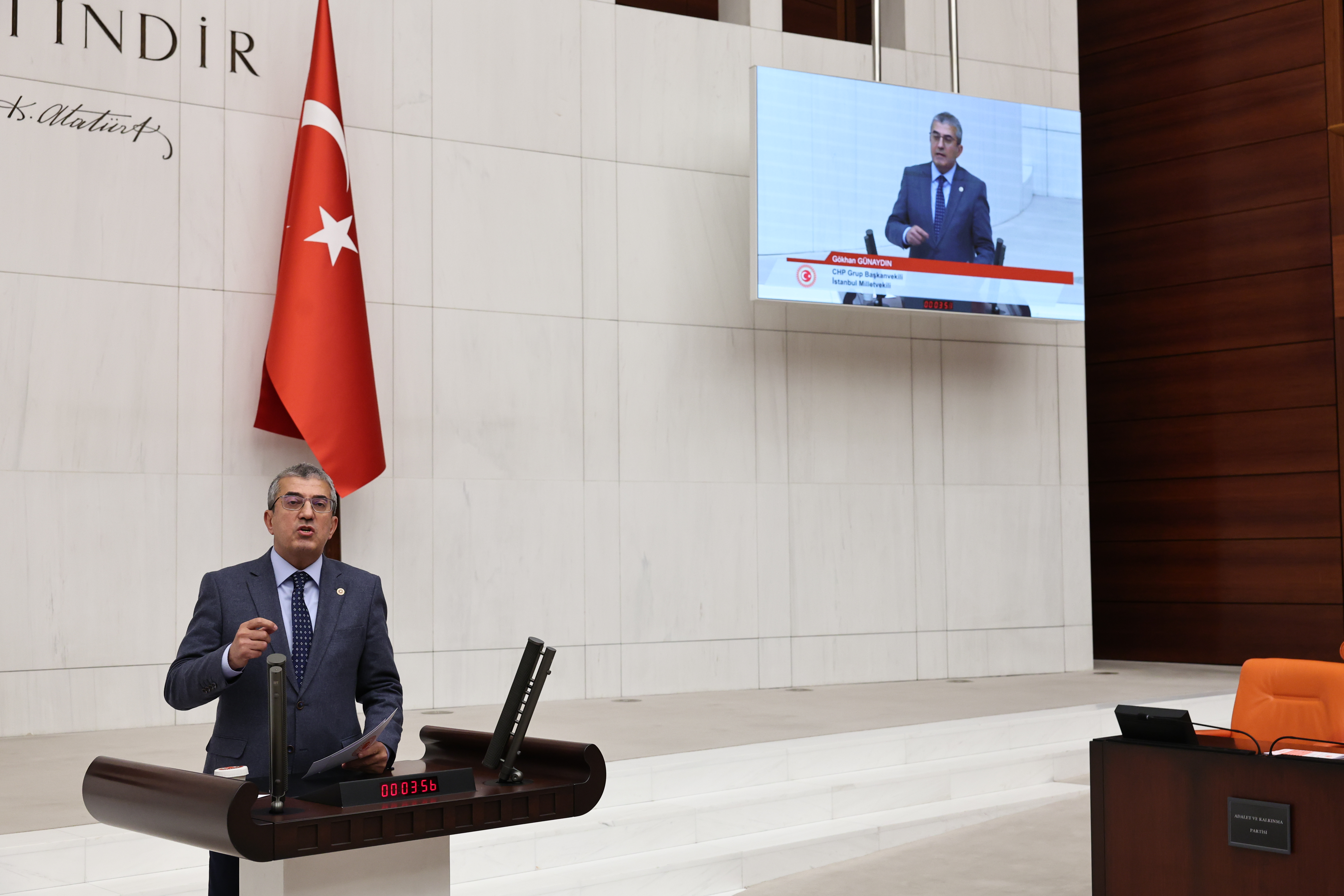 CHP Grup Başkanvekili Gökhan Günaydın, TBMM Genel Kurulu'nda  Sosyal Sigortalar Kanunu'nda yapılan değişiklikleri eleştirdi GSS pirimlerinin faiziyle birlikte silindiğini söyledi. Günaydın, "Aralık 2024 itibarıyla 17 bin lira olan asgari ücretlinin satın alma gücü 11 bin liraya düşecek. Ne gam, aranızda oturun, konuşun. Bakın, 8 milyon 300 bin insan var böylesine açlık sınırına mahkum ettiğiniz. AKP memlekete zarardır, sağlığa zararlıdır!" dedi.
