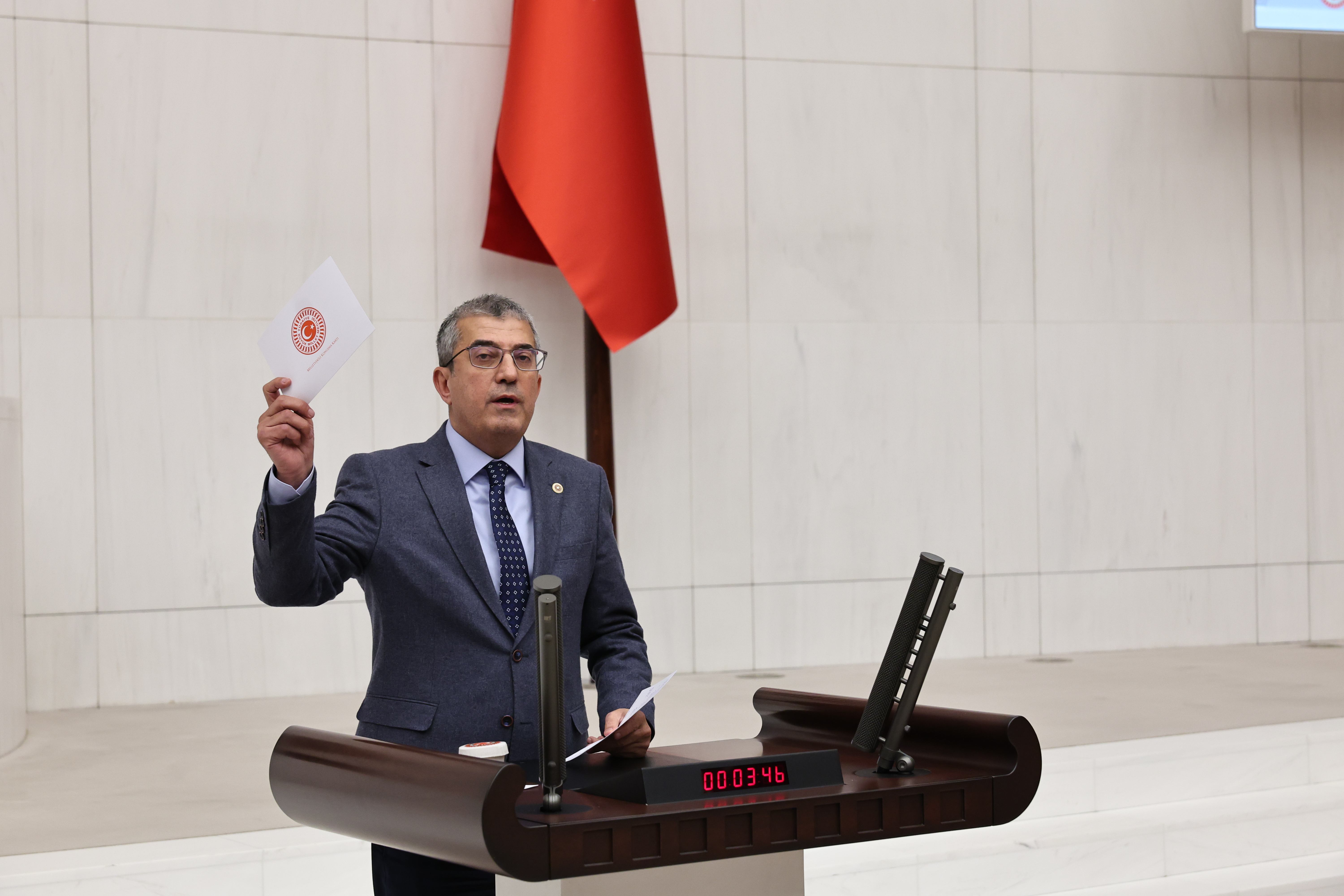 CHP Grup Başkanvekili Gökhan Günaydın, TBMM Genel Kurulu'nda  Sosyal Sigortalar Kanunu'nda yapılan değişiklikleri eleştirdi GSS pirimlerinin faiziyle birlikte silindiğini söyledi. Günaydın, "Aralık 2024 itibarıyla 17 bin lira olan asgari ücretlinin satın alma gücü 11 bin liraya düşecek. Ne gam, aranızda oturun, konuşun. Bakın, 8 milyon 300 bin insan var böylesine açlık sınırına mahkum ettiğiniz. AKP memlekete zarardır, sağlığa zararlıdır!" dedi.