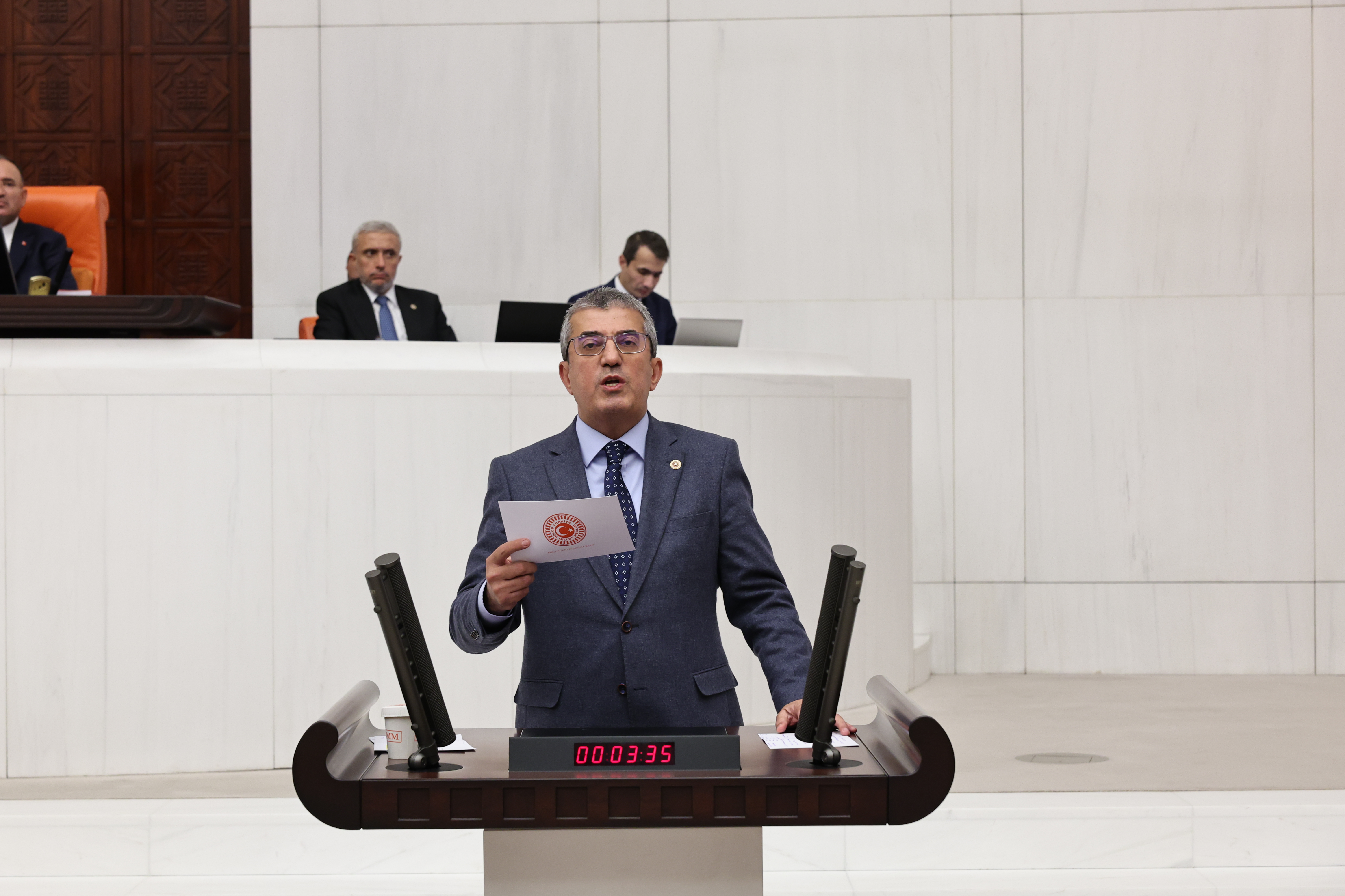 CHP Grup Başkanvekili Gökhan Günaydın, TBMM Genel Kurulu'nda  Sosyal Sigortalar Kanunu'nda yapılan değişiklikleri eleştirdi GSS pirimlerinin faiziyle birlikte silindiğini söyledi. Günaydın, "Aralık 2024 itibarıyla 17 bin lira olan asgari ücretlinin satın alma gücü 11 bin liraya düşecek. Ne gam, aranızda oturun, konuşun. Bakın, 8 milyon 300 bin insan var böylesine açlık sınırına mahkum ettiğiniz. AKP memlekete zarardır, sağlığa zararlıdır!" dedi.