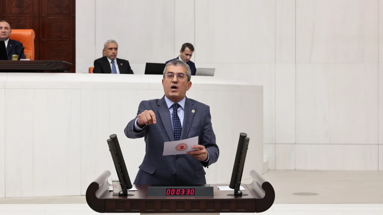 CHP Grup Başkanvekili Gökhan Günaydın, TBMM Genel Kurulu'nda  Sosyal Sigortalar Kanunu'nda yapılan değişiklikleri eleştirdi GSS pirimlerinin faiziyle birlikte silindiğini söyledi. Günaydın, "Aralık 2024 itibarıyla 17 bin lira olan asgari ücretlinin satın alma gücü 11 bin liraya düşecek. Ne gam, aranızda oturun, konuşun. Bakın, 8 milyon 300 bin insan var böylesine açlık sınırına mahkum ettiğiniz. AKP memlekete zarardır, sağlığa zararlıdır!" dedi.