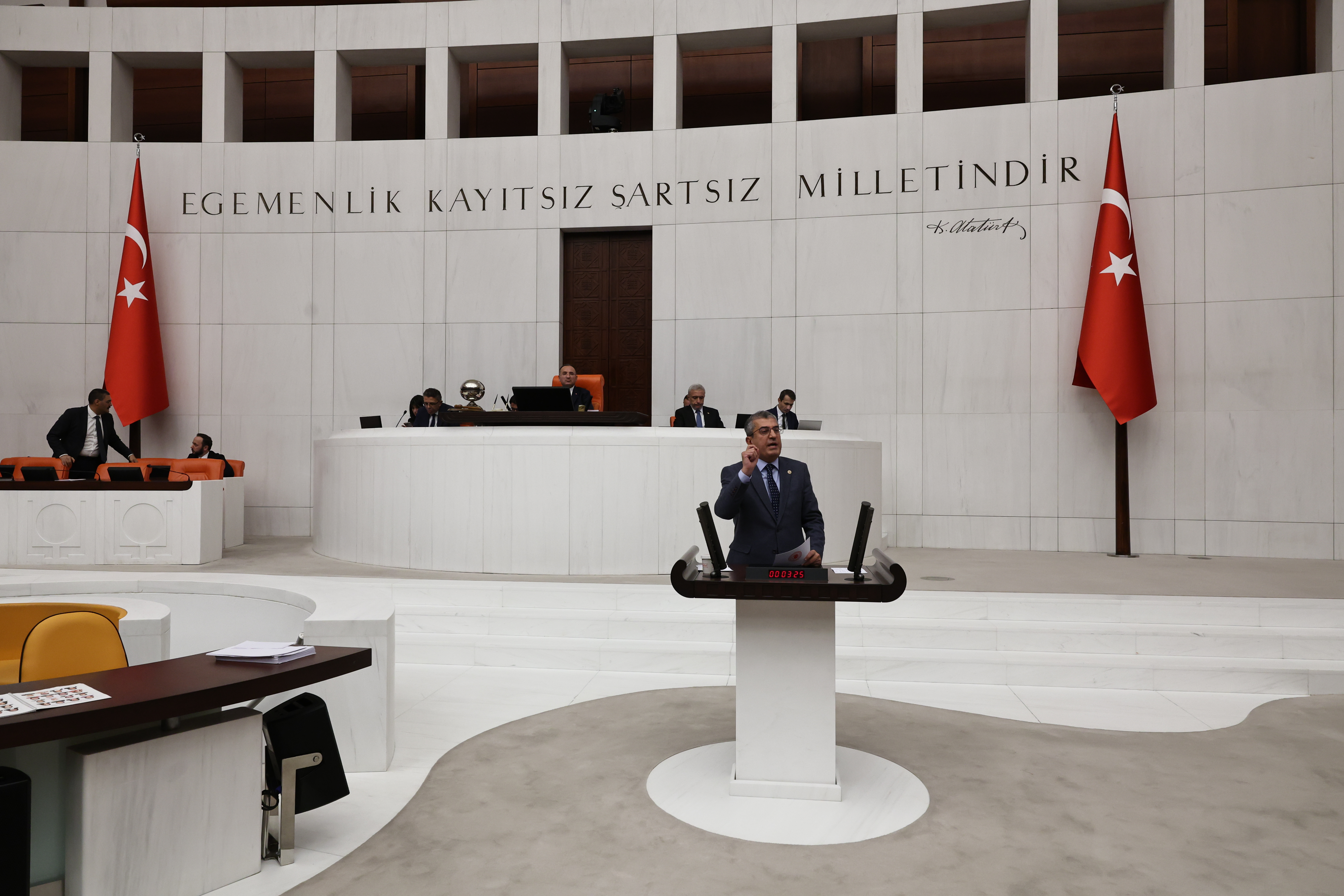 CHP Grup Başkanvekili Gökhan Günaydın, TBMM Genel Kurulu'nda  Sosyal Sigortalar Kanunu'nda yapılan değişiklikleri eleştirdi GSS pirimlerinin faiziyle birlikte silindiğini söyledi. Günaydın, "Aralık 2024 itibarıyla 17 bin lira olan asgari ücretlinin satın alma gücü 11 bin liraya düşecek. Ne gam, aranızda oturun, konuşun. Bakın, 8 milyon 300 bin insan var böylesine açlık sınırına mahkum ettiğiniz. AKP memlekete zarardır, sağlığa zararlıdır!" dedi.