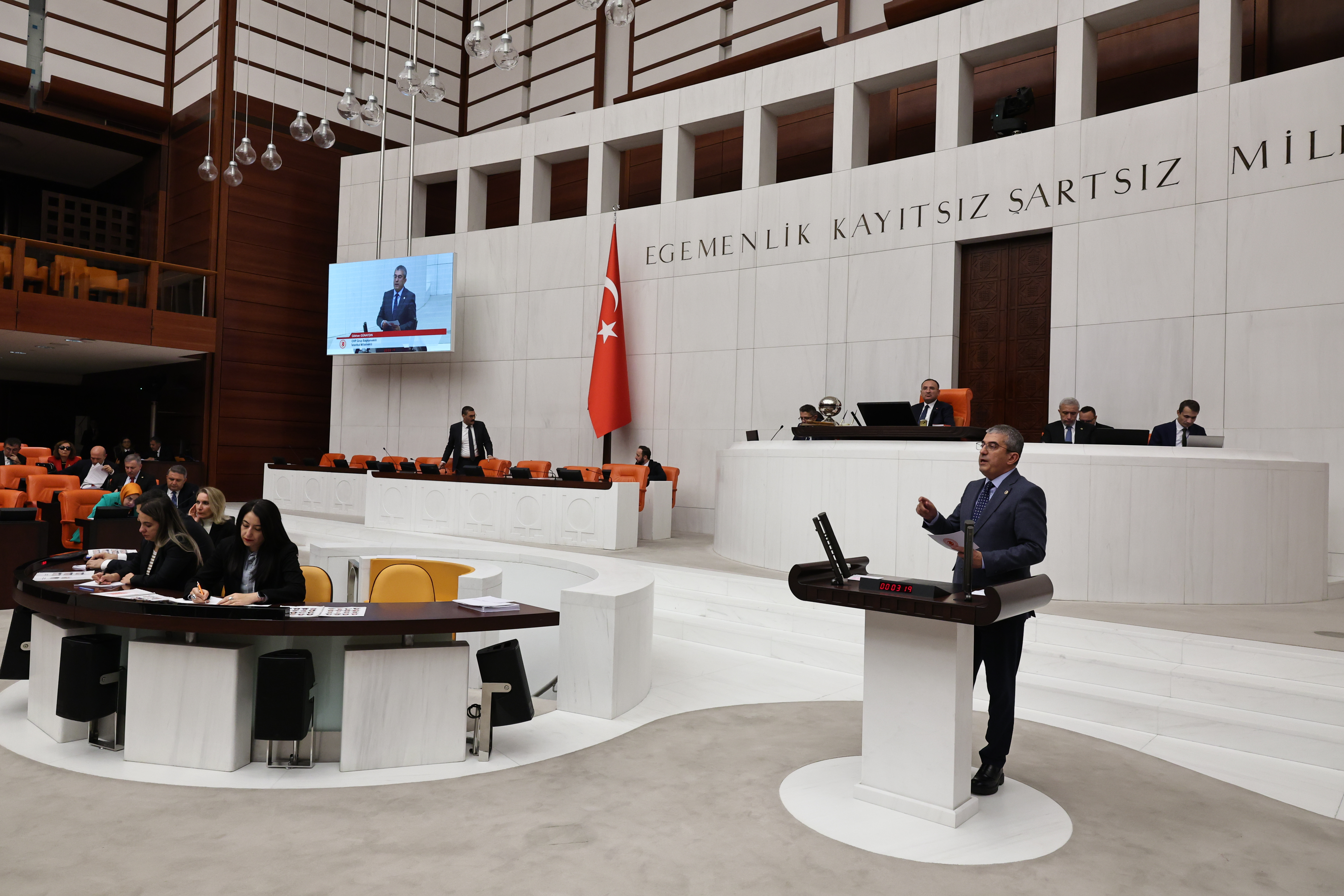 CHP Grup Başkanvekili Gökhan Günaydın, TBMM Genel Kurulu'nda  Sosyal Sigortalar Kanunu'nda yapılan değişiklikleri eleştirdi GSS pirimlerinin faiziyle birlikte silindiğini söyledi. Günaydın, "Aralık 2024 itibarıyla 17 bin lira olan asgari ücretlinin satın alma gücü 11 bin liraya düşecek. Ne gam, aranızda oturun, konuşun. Bakın, 8 milyon 300 bin insan var böylesine açlık sınırına mahkum ettiğiniz. AKP memlekete zarardır, sağlığa zararlıdır!" dedi.