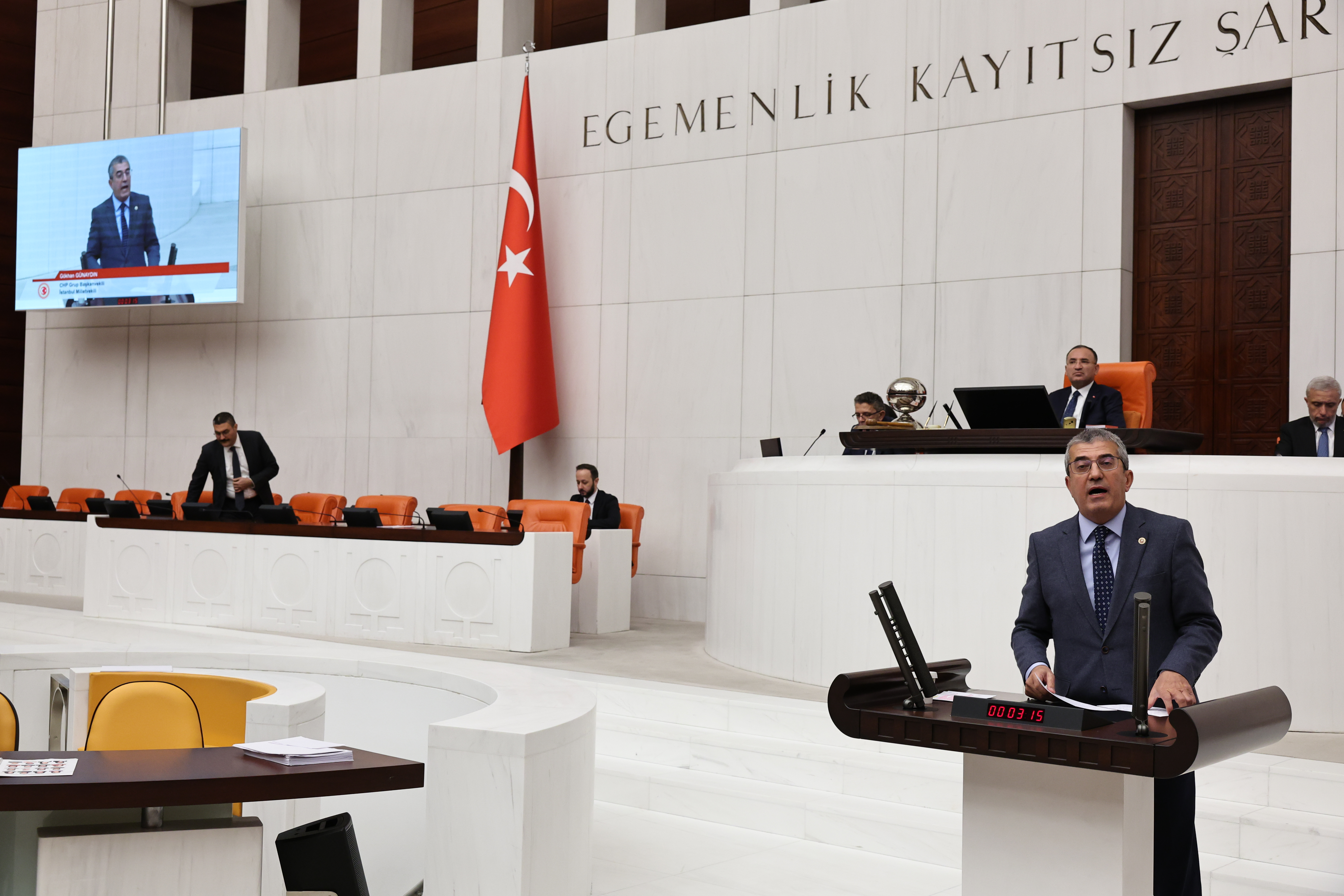CHP Grup Başkanvekili Gökhan Günaydın, TBMM Genel Kurulu'nda  Sosyal Sigortalar Kanunu'nda yapılan değişiklikleri eleştirdi GSS pirimlerinin faiziyle birlikte silindiğini söyledi. Günaydın, "Aralık 2024 itibarıyla 17 bin lira olan asgari ücretlinin satın alma gücü 11 bin liraya düşecek. Ne gam, aranızda oturun, konuşun. Bakın, 8 milyon 300 bin insan var böylesine açlık sınırına mahkum ettiğiniz. AKP memlekete zarardır, sağlığa zararlıdır!" dedi.