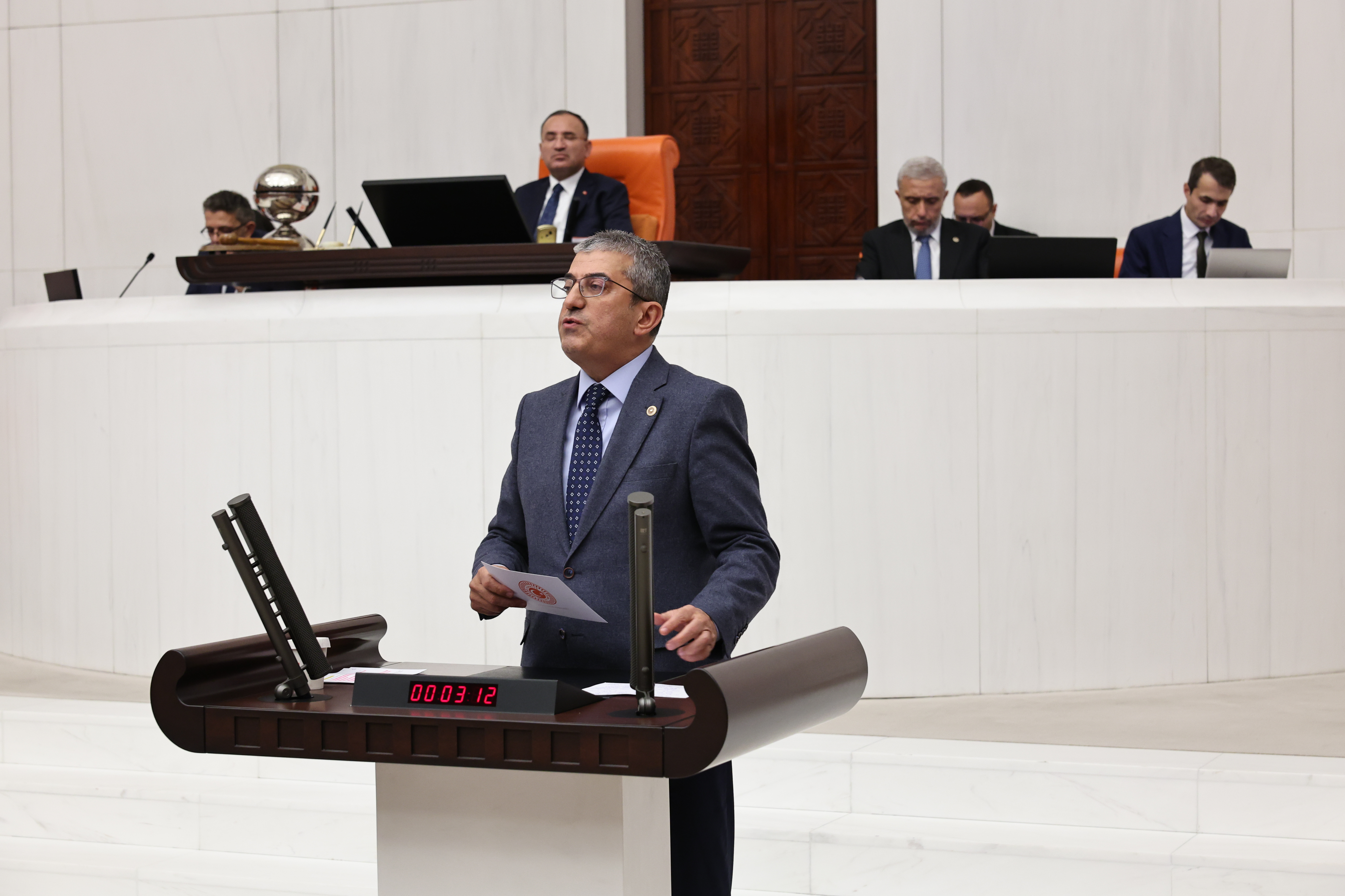 CHP Grup Başkanvekili Gökhan Günaydın, TBMM Genel Kurulu'nda  Sosyal Sigortalar Kanunu'nda yapılan değişiklikleri eleştirdi GSS pirimlerinin faiziyle birlikte silindiğini söyledi. Günaydın, "Aralık 2024 itibarıyla 17 bin lira olan asgari ücretlinin satın alma gücü 11 bin liraya düşecek. Ne gam, aranızda oturun, konuşun. Bakın, 8 milyon 300 bin insan var böylesine açlık sınırına mahkum ettiğiniz. AKP memlekete zarardır, sağlığa zararlıdır!" dedi.