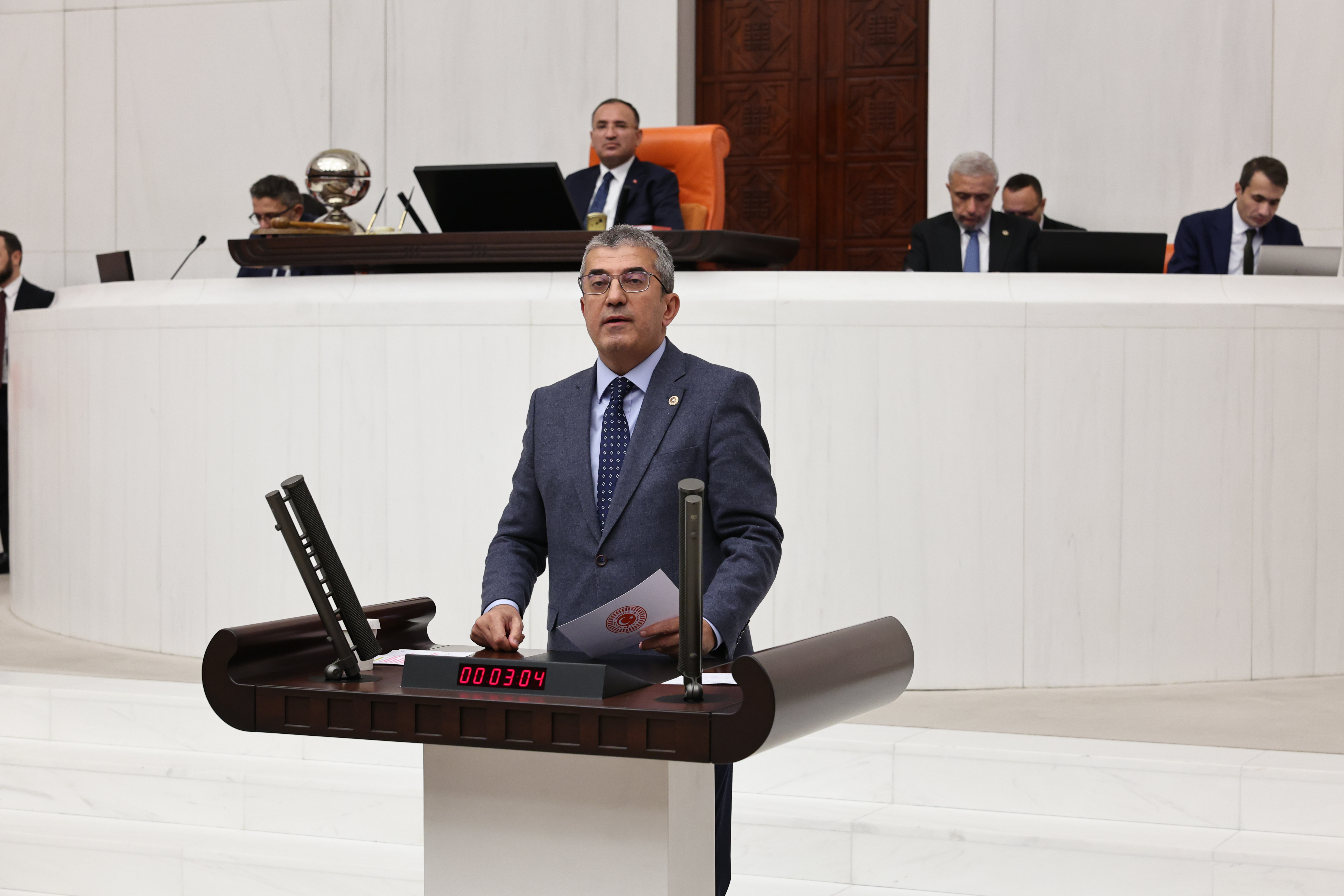 CHP Grup Başkanvekili Gökhan Günaydın, TBMM Genel Kurulu'nda  Sosyal Sigortalar Kanunu'nda yapılan değişiklikleri eleştirdi GSS pirimlerinin faiziyle birlikte silindiğini söyledi. Günaydın, "Aralık 2024 itibarıyla 17 bin lira olan asgari ücretlinin satın alma gücü 11 bin liraya düşecek. Ne gam, aranızda oturun, konuşun. Bakın, 8 milyon 300 bin insan var böylesine açlık sınırına mahkum ettiğiniz. AKP memlekete zarardır, sağlığa zararlıdır!" dedi.