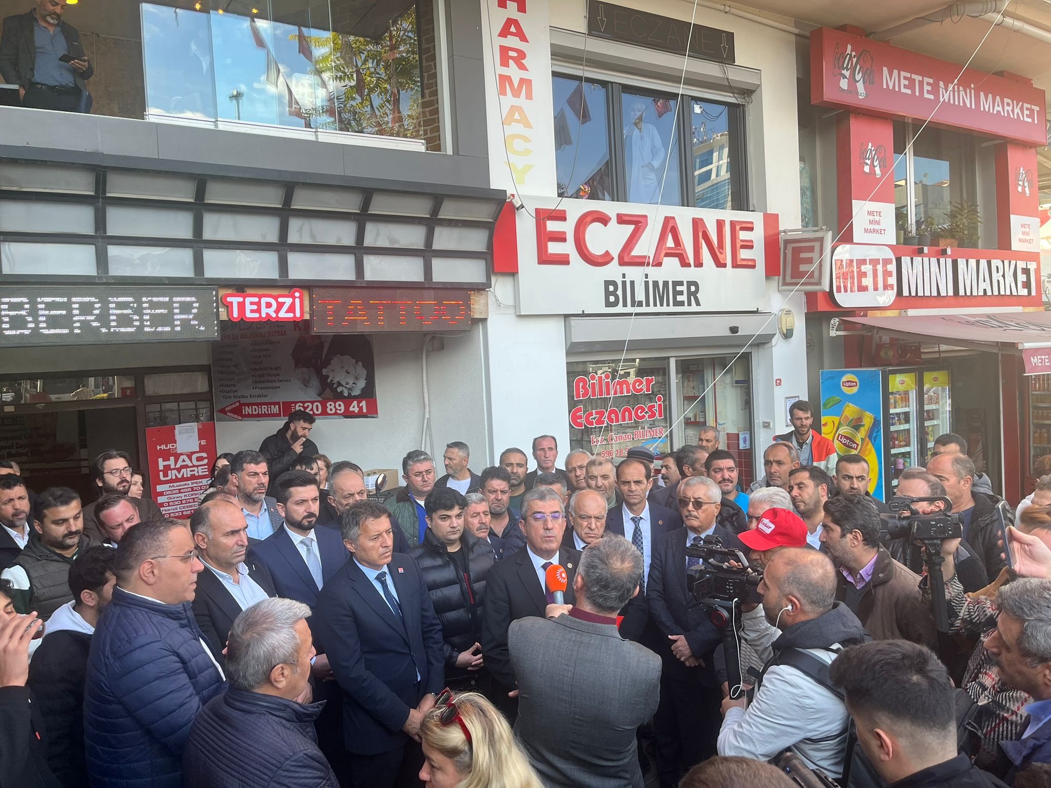 "Atanan kayyum da o kayyumu atayanlar da hep beraber geldikleri gibi gidecekler! Esenyurt Belediyesi'ne çıkan tüm sokaklar polis ablukası altında, zalimin zulmü artarsa bizim de hukuki direnişimiz artacaktır."
