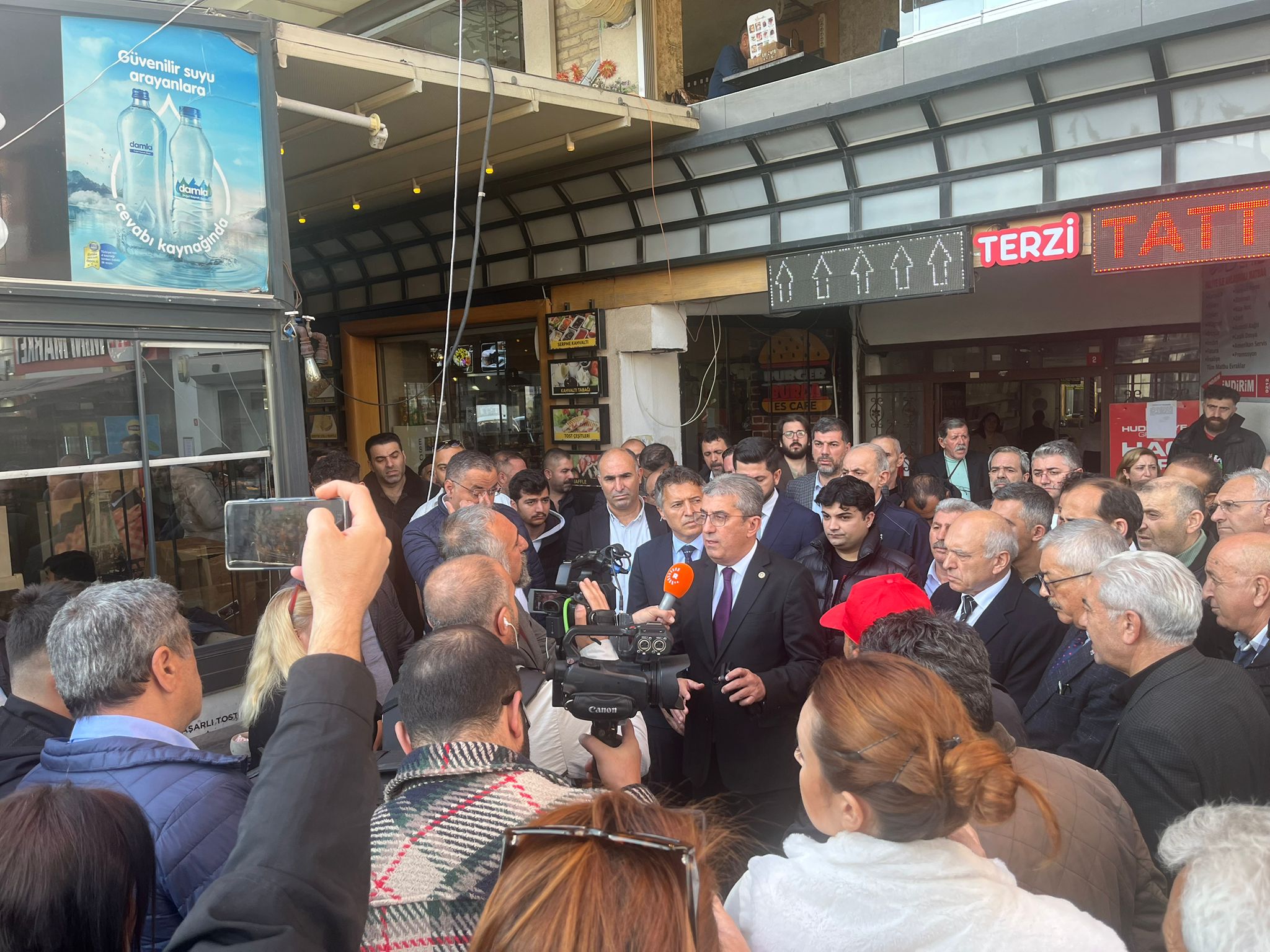 "Atanan kayyum da o kayyumu atayanlar da hep beraber geldikleri gibi gidecekler! Esenyurt Belediyesi'ne çıkan tüm sokaklar polis ablukası altında, zalimin zulmü artarsa bizim de hukuki direnişimiz artacaktır."