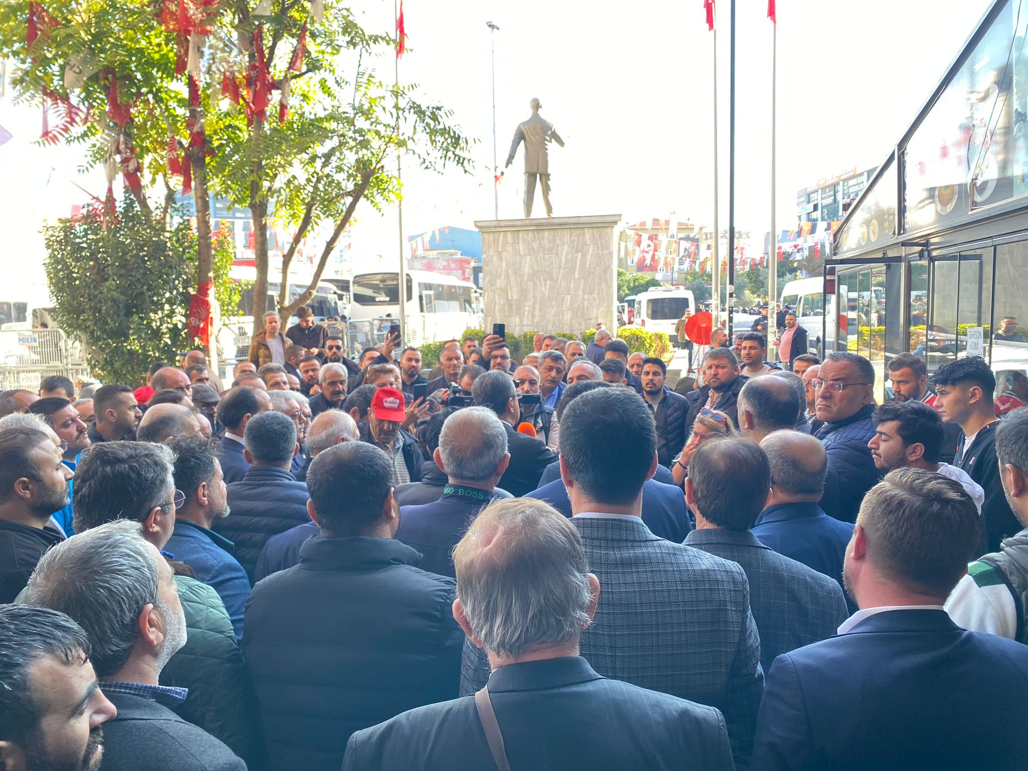 "Atanan kayyum da o kayyumu atayanlar da hep beraber geldikleri gibi gidecekler! Esenyurt Belediyesi'ne çıkan tüm sokaklar polis ablukası altında, zalimin zulmü artarsa bizim de hukuki direnişimiz artacaktır."