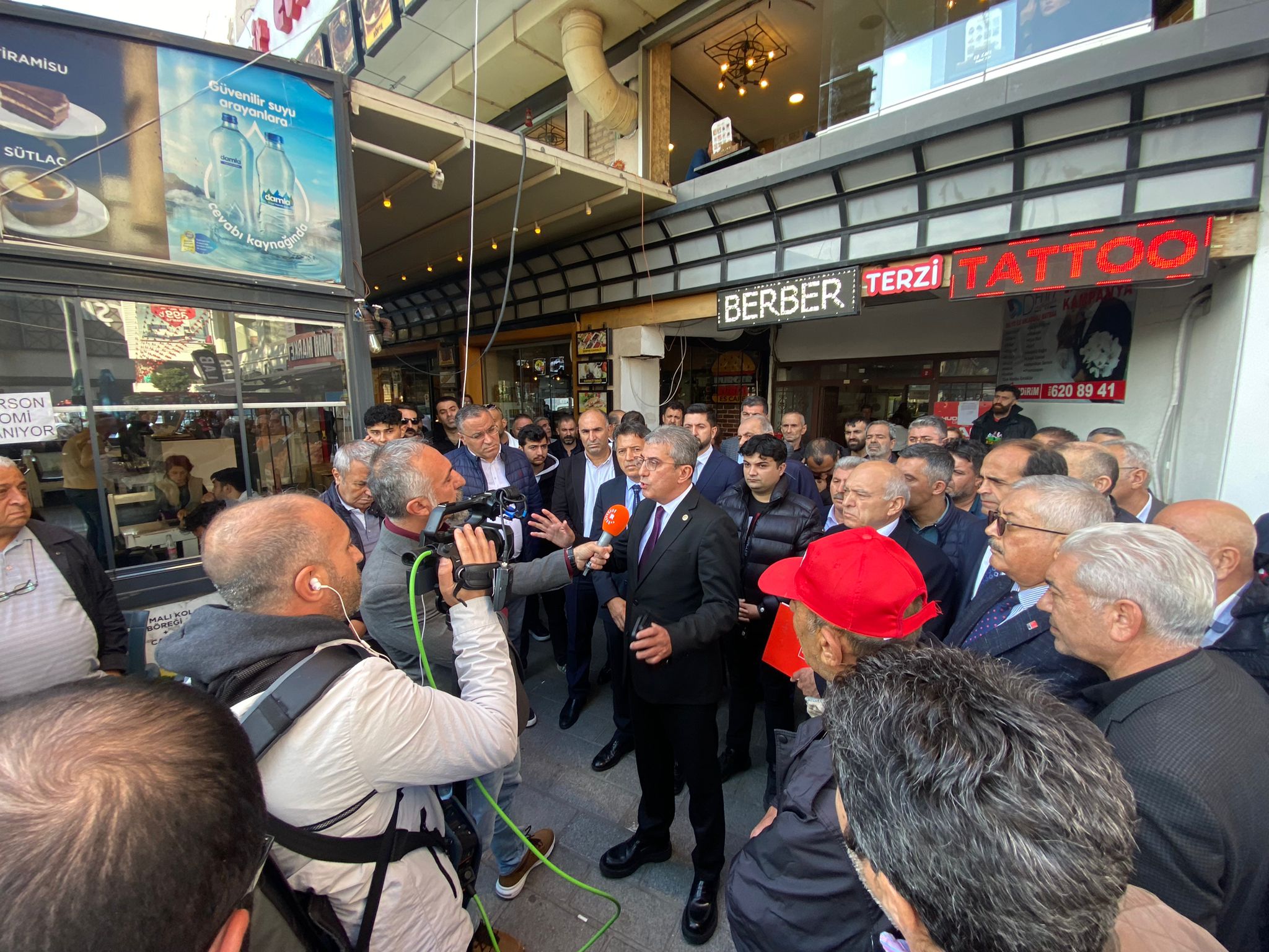 "Atanan kayyum da o kayyumu atayanlar da hep beraber geldikleri gibi gidecekler! Esenyurt Belediyesi'ne çıkan tüm sokaklar polis ablukası altında, zalimin zulmü artarsa bizim de hukuki direnişimiz artacaktır."