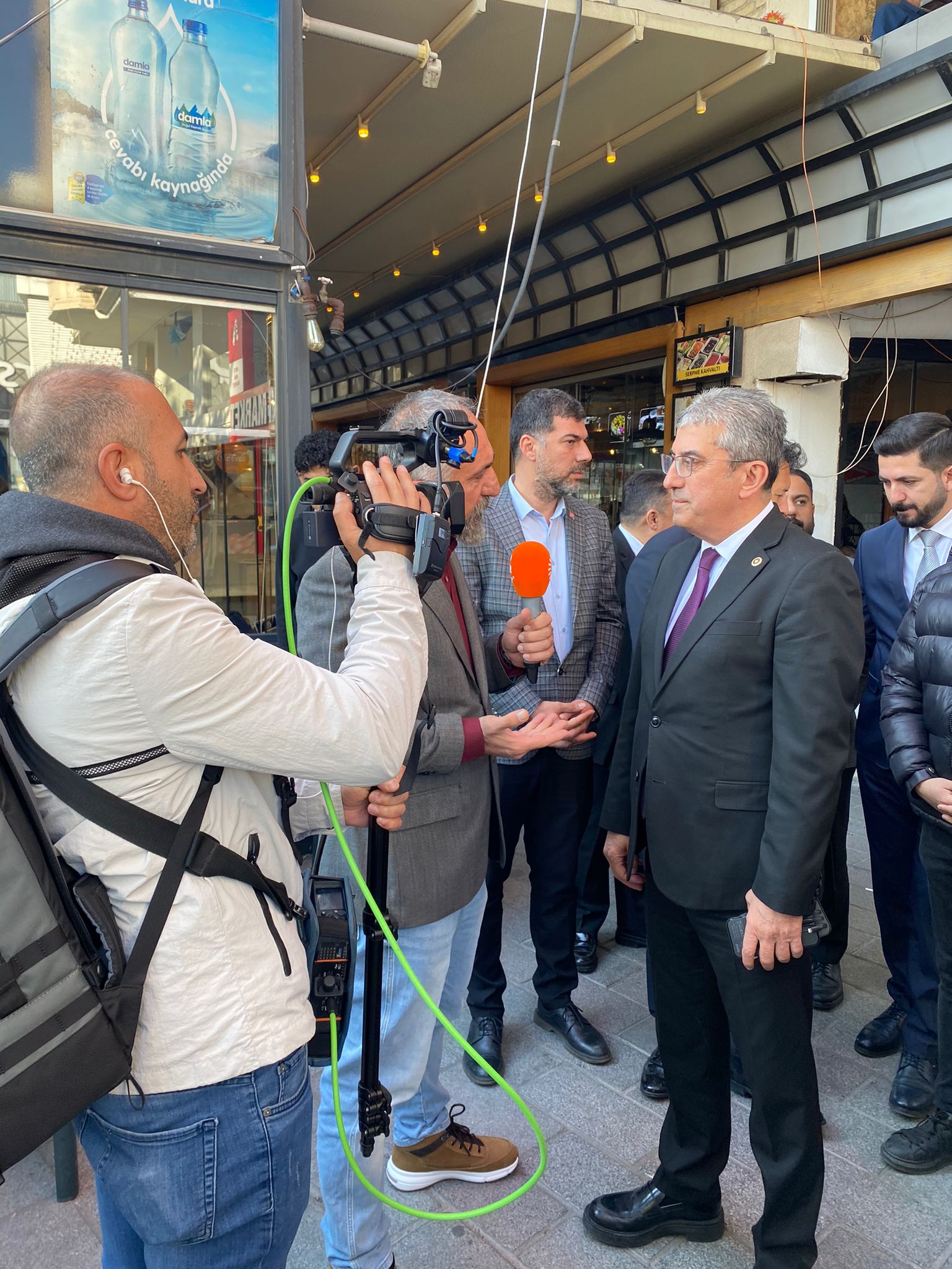 "Atanan kayyum da o kayyumu atayanlar da hep beraber geldikleri gibi gidecekler! Esenyurt Belediyesi'ne çıkan tüm sokaklar polis ablukası altında, zalimin zulmü artarsa bizim de hukuki direnişimiz artacaktır."