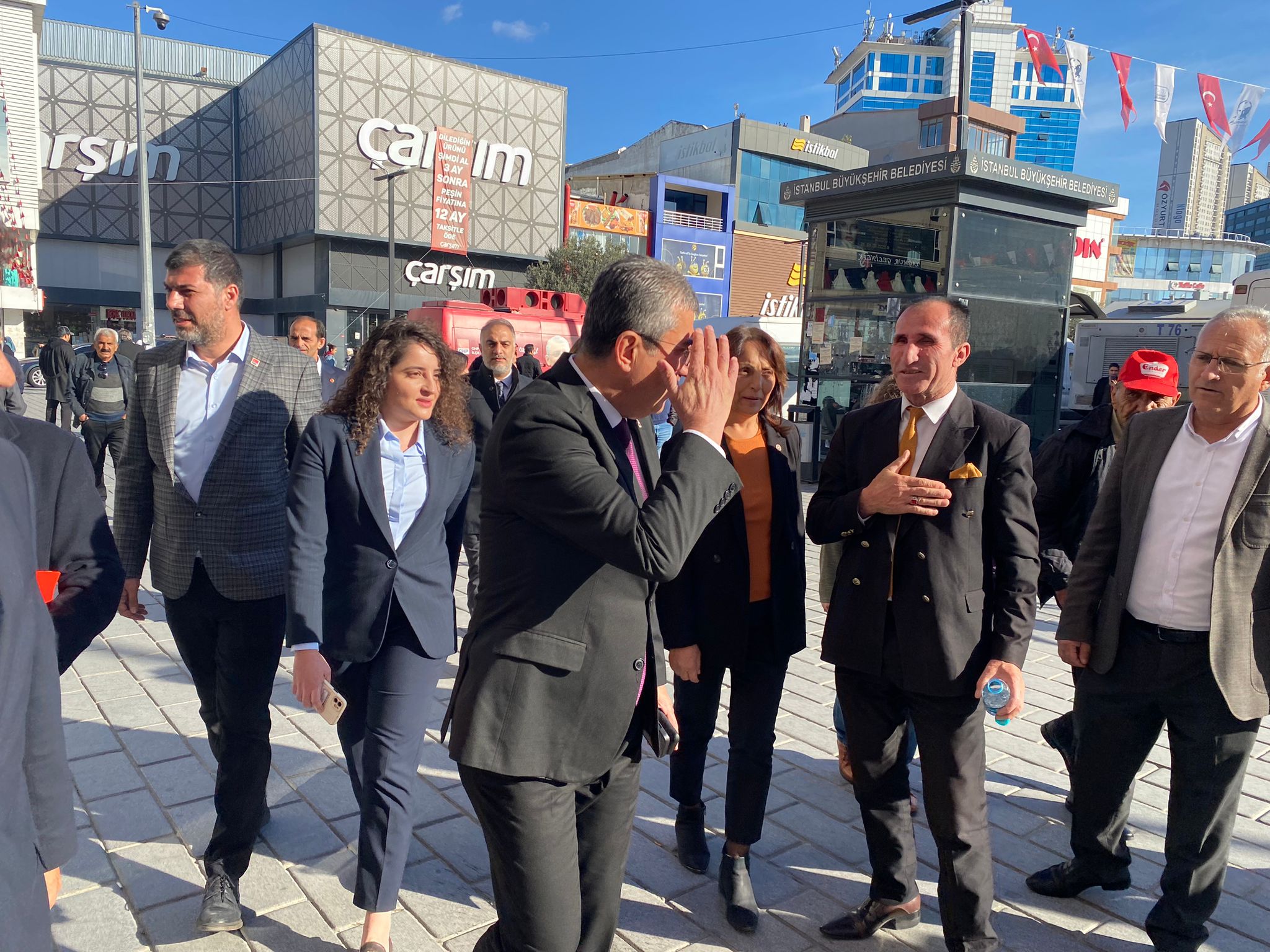 "Atanan kayyum da o kayyumu atayanlar da hep beraber geldikleri gibi gidecekler! Esenyurt Belediyesi'ne çıkan tüm sokaklar polis ablukası altında, zalimin zulmü artarsa bizim de hukuki direnişimiz artacaktır."