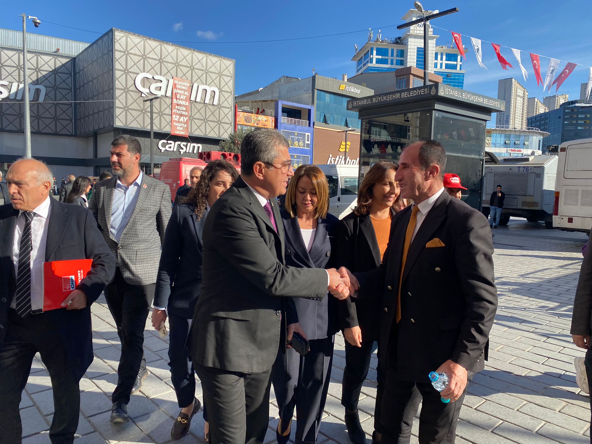 "Atanan kayyum da o kayyumu atayanlar da hep beraber geldikleri gibi gidecekler! Esenyurt Belediyesi'ne çıkan tüm sokaklar polis ablukası altında, zalimin zulmü artarsa bizim de hukuki direnişimiz artacaktır."