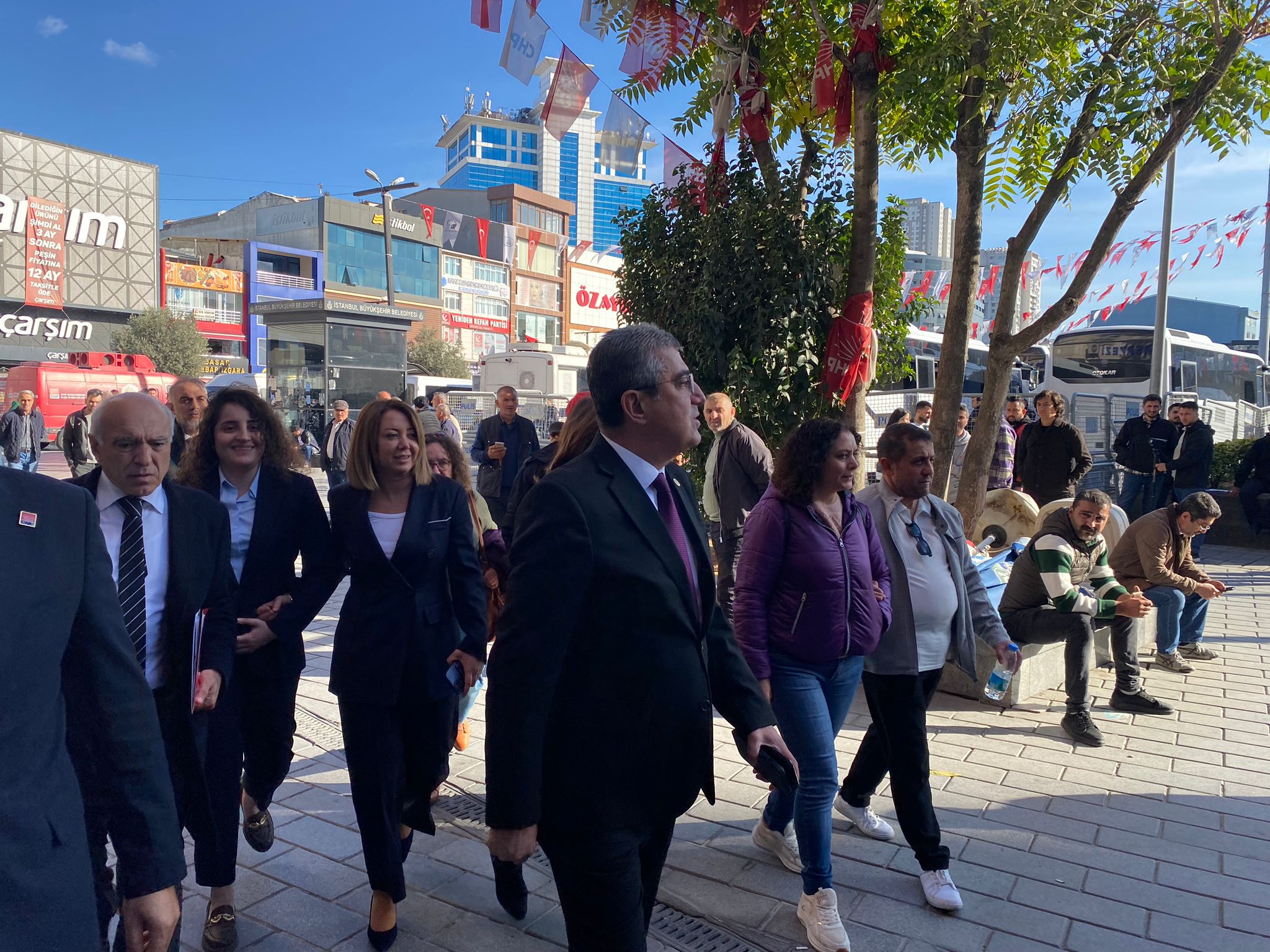 "Atanan kayyum da o kayyumu atayanlar da hep beraber geldikleri gibi gidecekler! Esenyurt Belediyesi'ne çıkan tüm sokaklar polis ablukası altında, zalimin zulmü artarsa bizim de hukuki direnişimiz artacaktır."