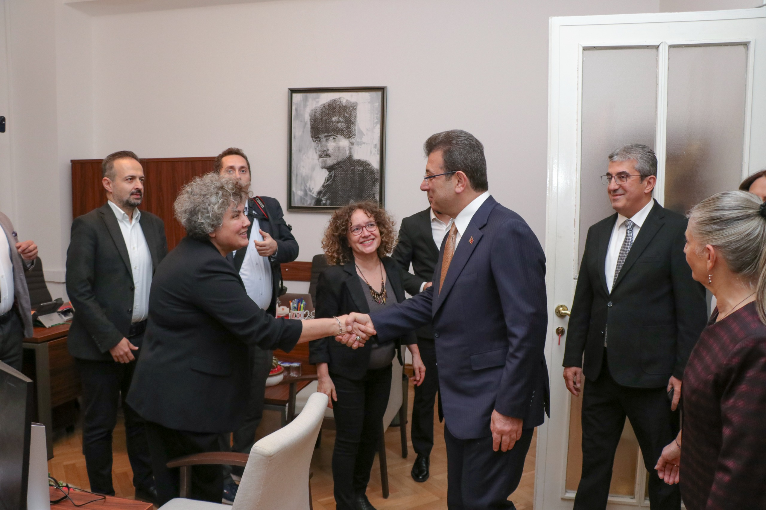 Ekrem İmamoğlu, TBMM'de CHP grup başkanvekilleriyle görüştü: "Kayyım sürecine dair çok tepkili bir pozisyondayız ve bu noktada arayışlarımız var. Bu gündemin ülkenin üzerinden kalkmasını çok arzu ediyoruz"